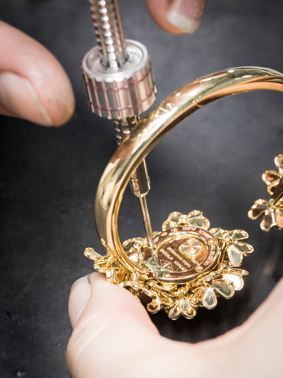 Frivole Secrète-horloge, 18K geelgoud, diamant, Frivole-collectie, Van Cleef & Arpels