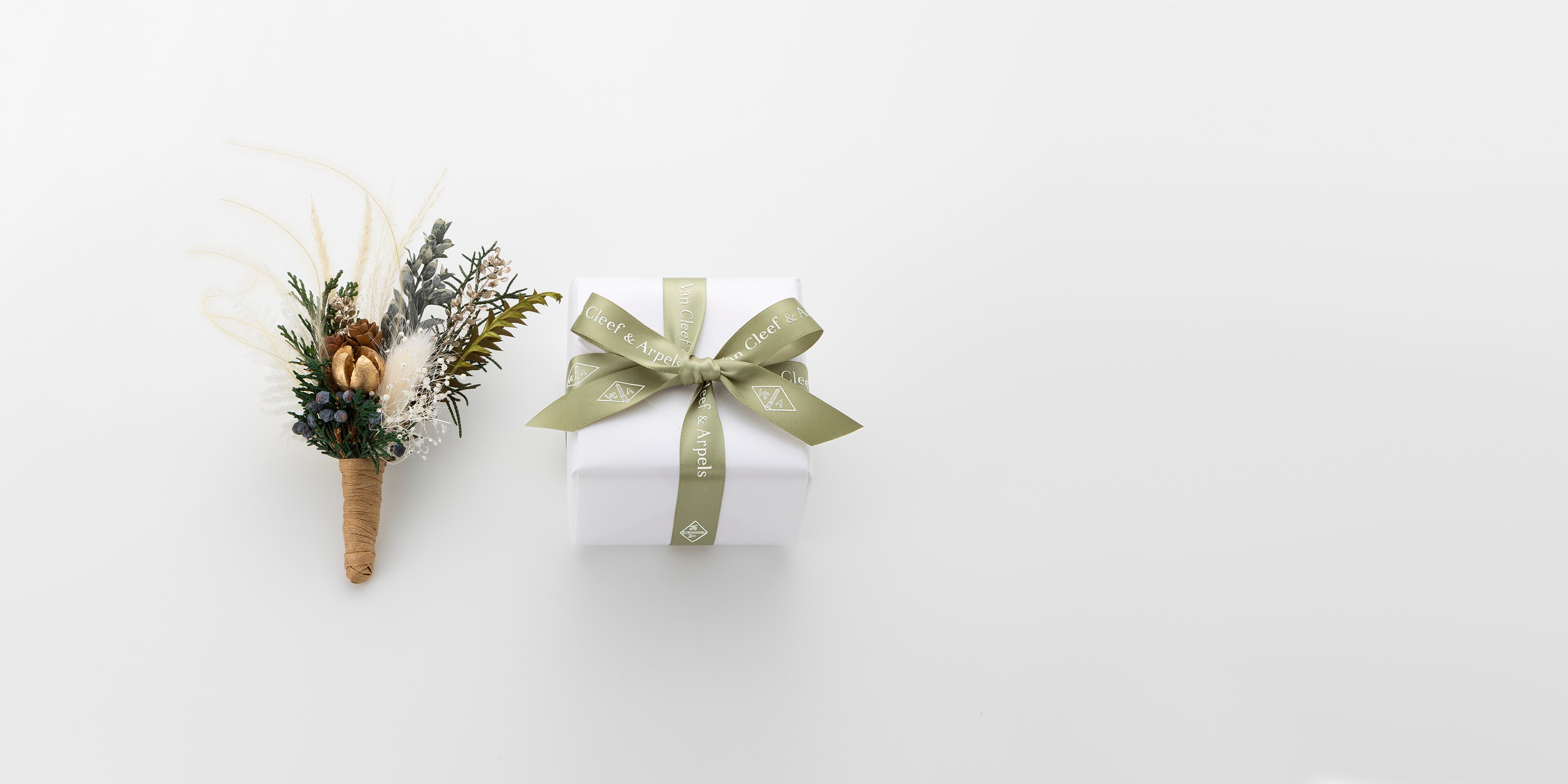 Special Christmas wrapping for your online orders during the Holiday Season - Van Cleef Arpels Special Christmas wrapping for your online orders during the Holiday Season - Van Cleef Arpels