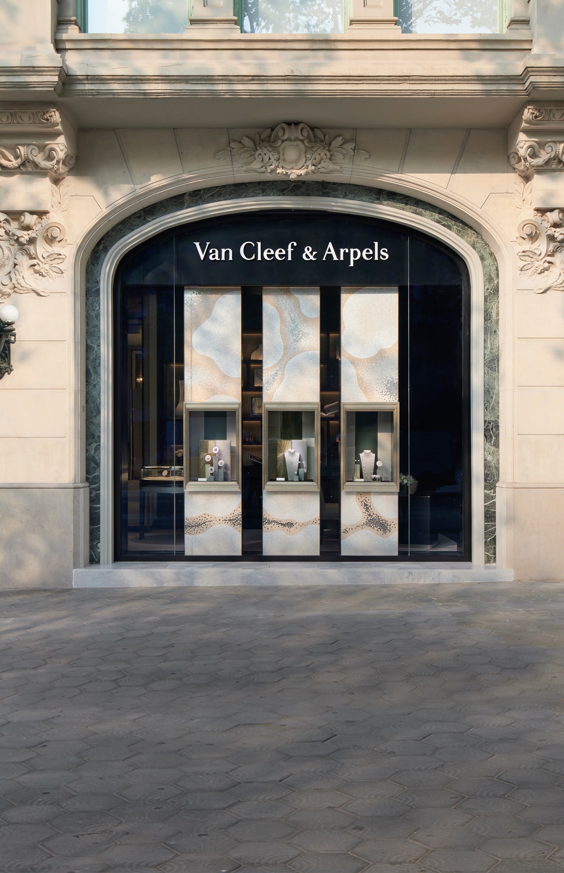 Maison Van Cleef & Arpels Jewelry and High Jewelry, place Vendôme in Paris since 1906