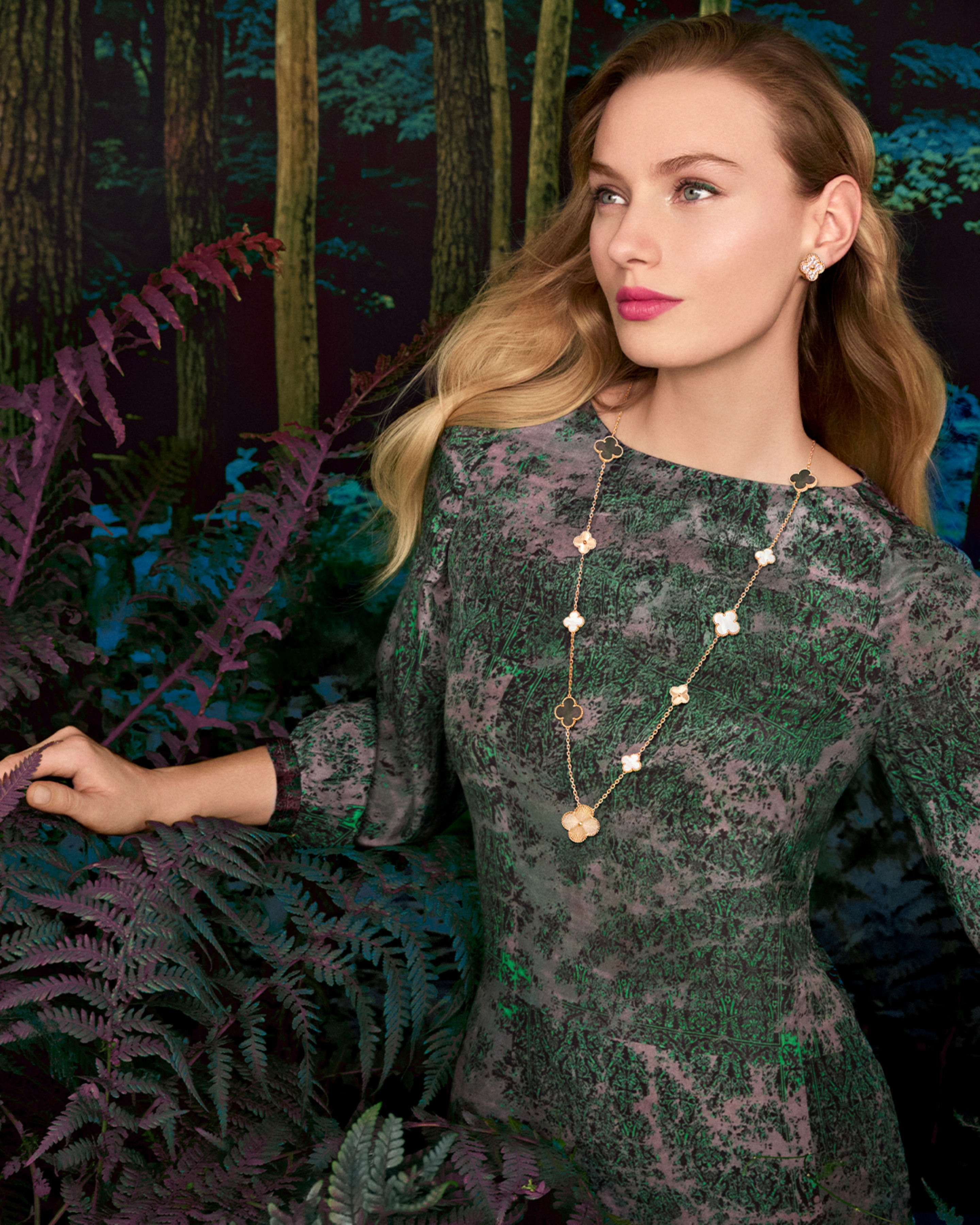 Langes, verwandelbares Collier Magic Alhambra, 15 Motive, guillochiert, 18 Karat Roségold, weißes und graues Perlmutt. Ohrringe Vintage Alhambra, 18 Karat Roségold, Diamanten. Kollektion Alhambra®, Van Cleef & Arpels.