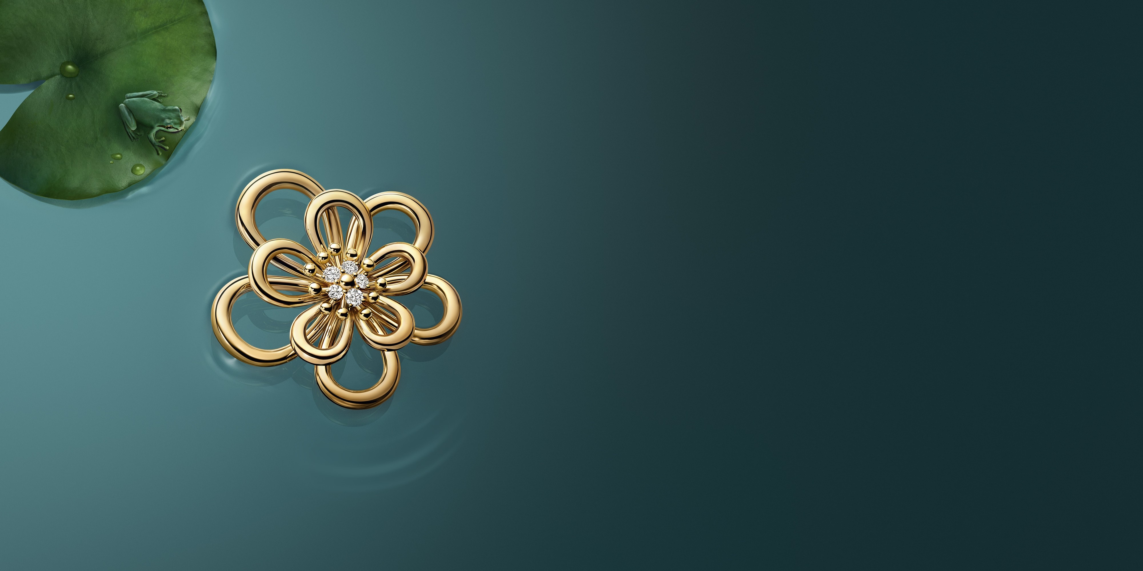 Flowerlace clip pendant and Between the Finger™ ring, 18K yellow gold, diamonds. Flowerlace Collection, Van Cleef & Arpels.