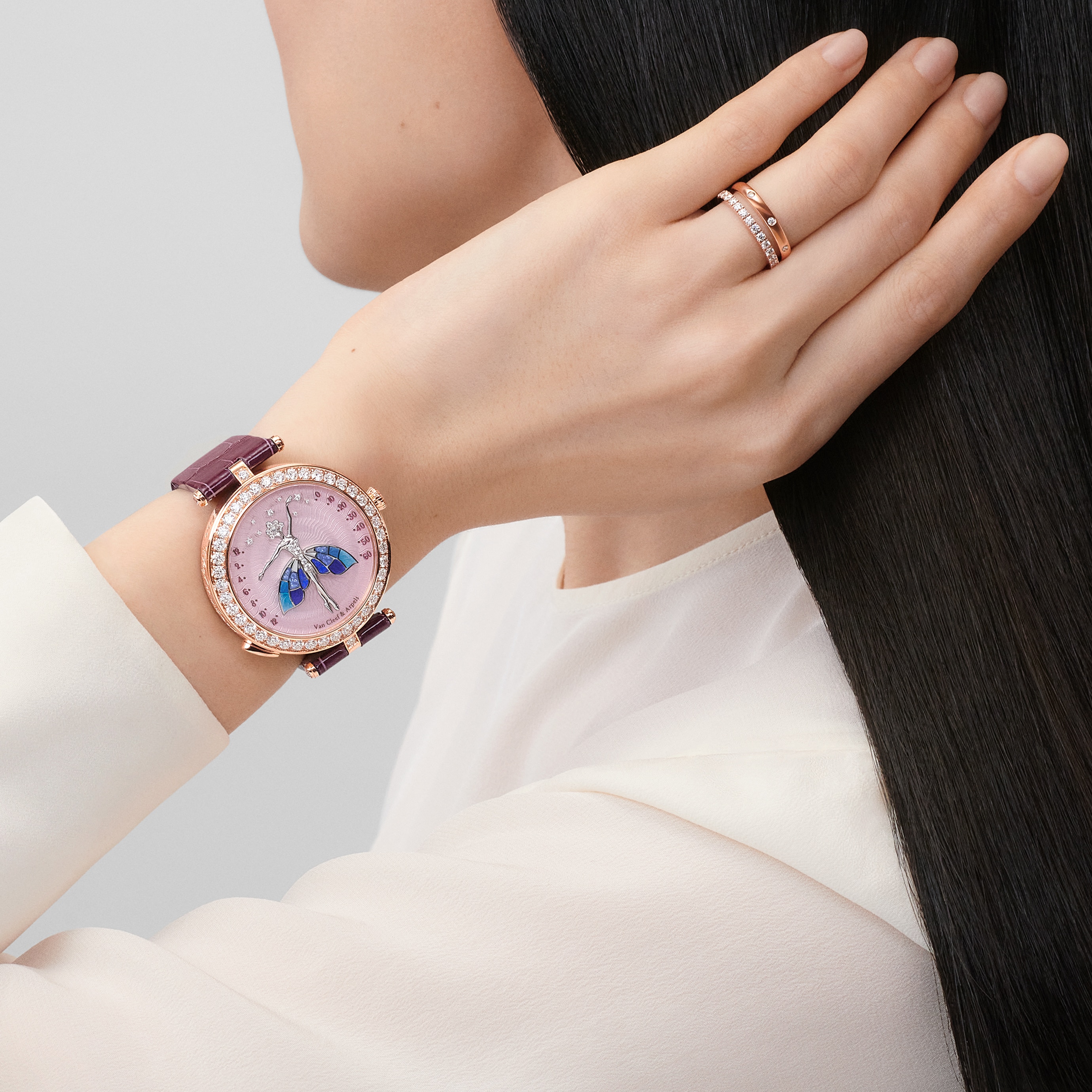 Félicité 婚戒，2.1毫米，18K玫瑰金，圓鑽。Tendrement Etoiles 婚戒，18K玫瑰金，鑽石。Lady Arpels Ballerine Enchantée Or Rose 腕錶，18K玫瑰金，鍍銠18K白金，鑽石，琺瑯，自動上鍊機械機芯，配備逆跳按需報時模組。Poetic Complications 詩意複雜功能系列，Van Cleef & Arpels 梵克雅寶。