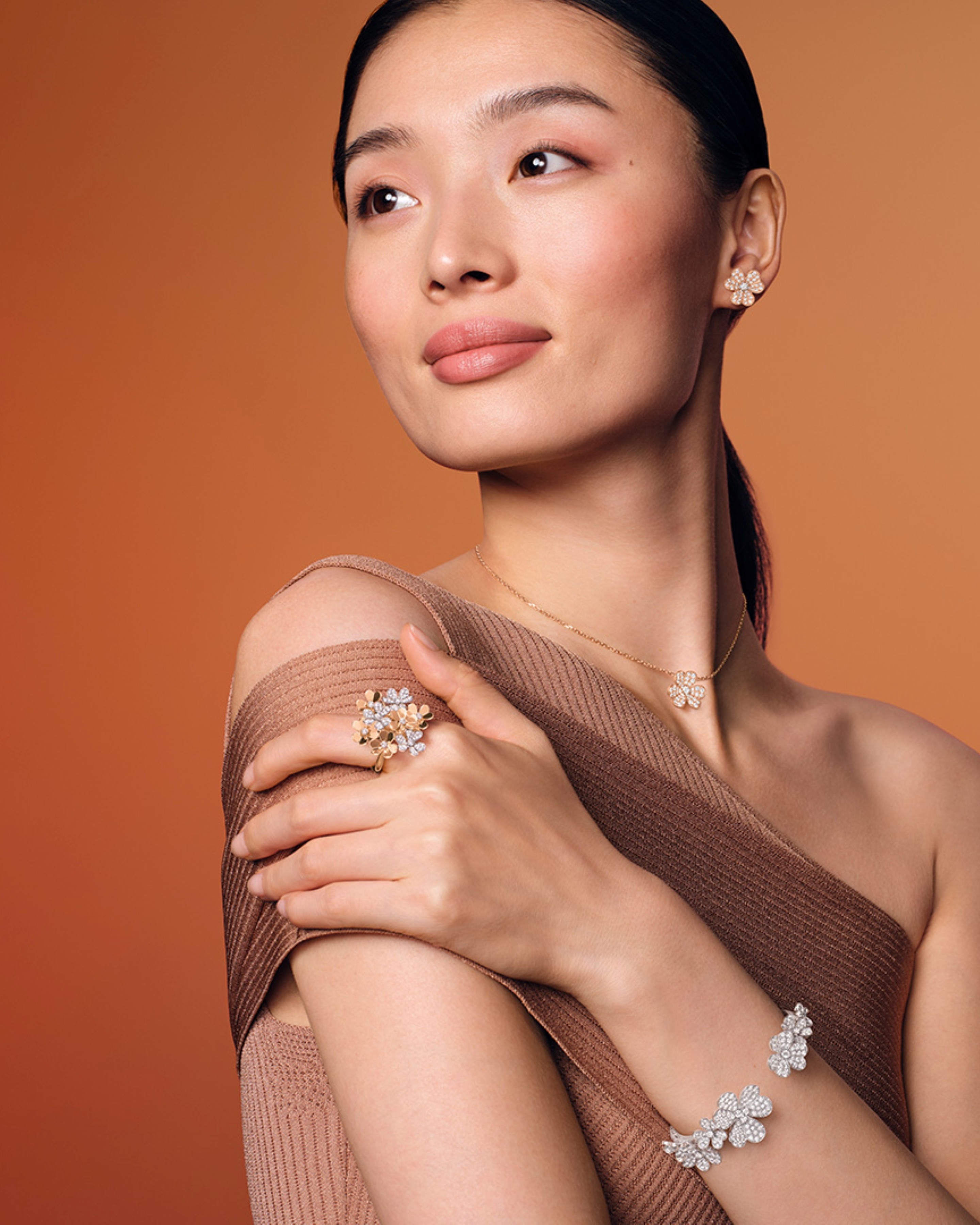 Frivole pendant, small model, Frivole earrings, small model, 18K rose gold, diamonds. Frivole bracelet, 7 flowers, Frivole ring, 8 flowers, 18K white gold, 18K rose gold, diamonds. Frivole® collection, Van Cleef & Arpels.