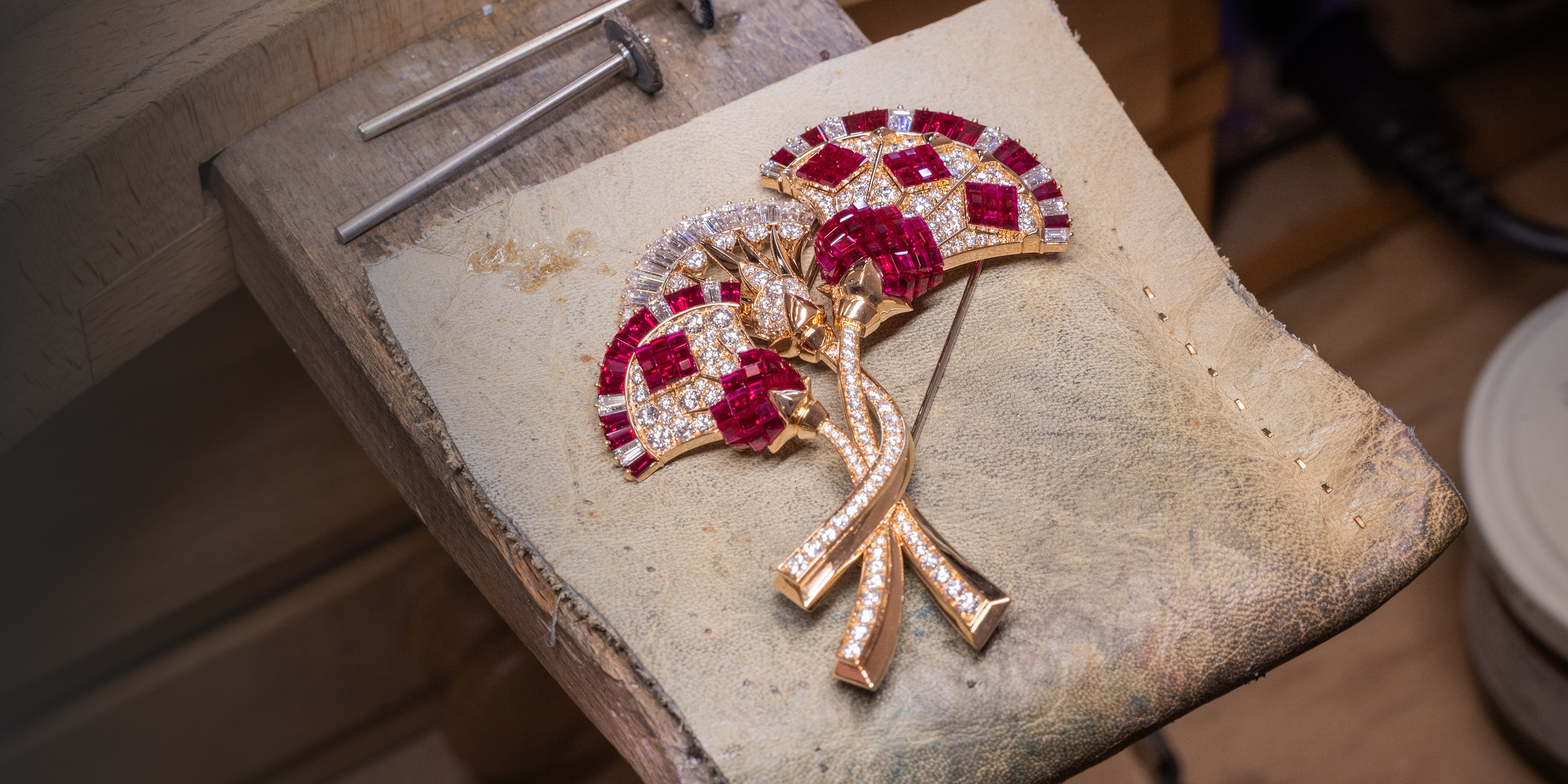 Fleur de lotus Mystérieuse clip. Rose gold, yellow gold, Traditional Mystery Set rubies, rubies, diamonds. Fascinating Egypt High Jewelry collection, Van Cleef & Arpels