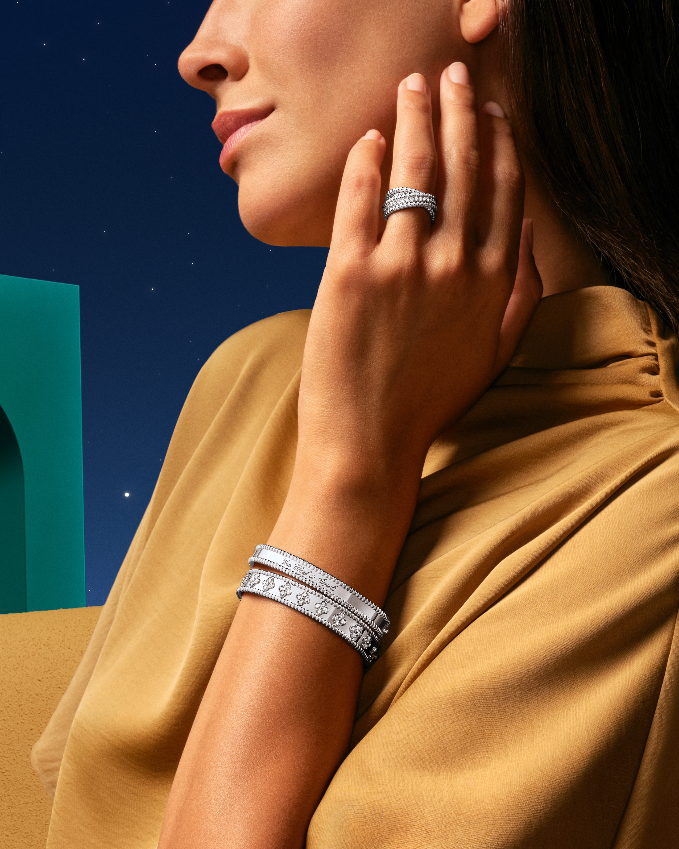 سوار بيرليه سيغنتشر، ذهب أبيض عيار 18 قيراط مطلي بالروديوم، موديل متوسط. خاتم بيرليه الثنائي وسوار بيرليه كلوفرز، ذهب أبيض عيار 18 قيراط مطلي بالروديوم، ماس. مجموعة بيرليه، دار فان كليف أند آربلز.