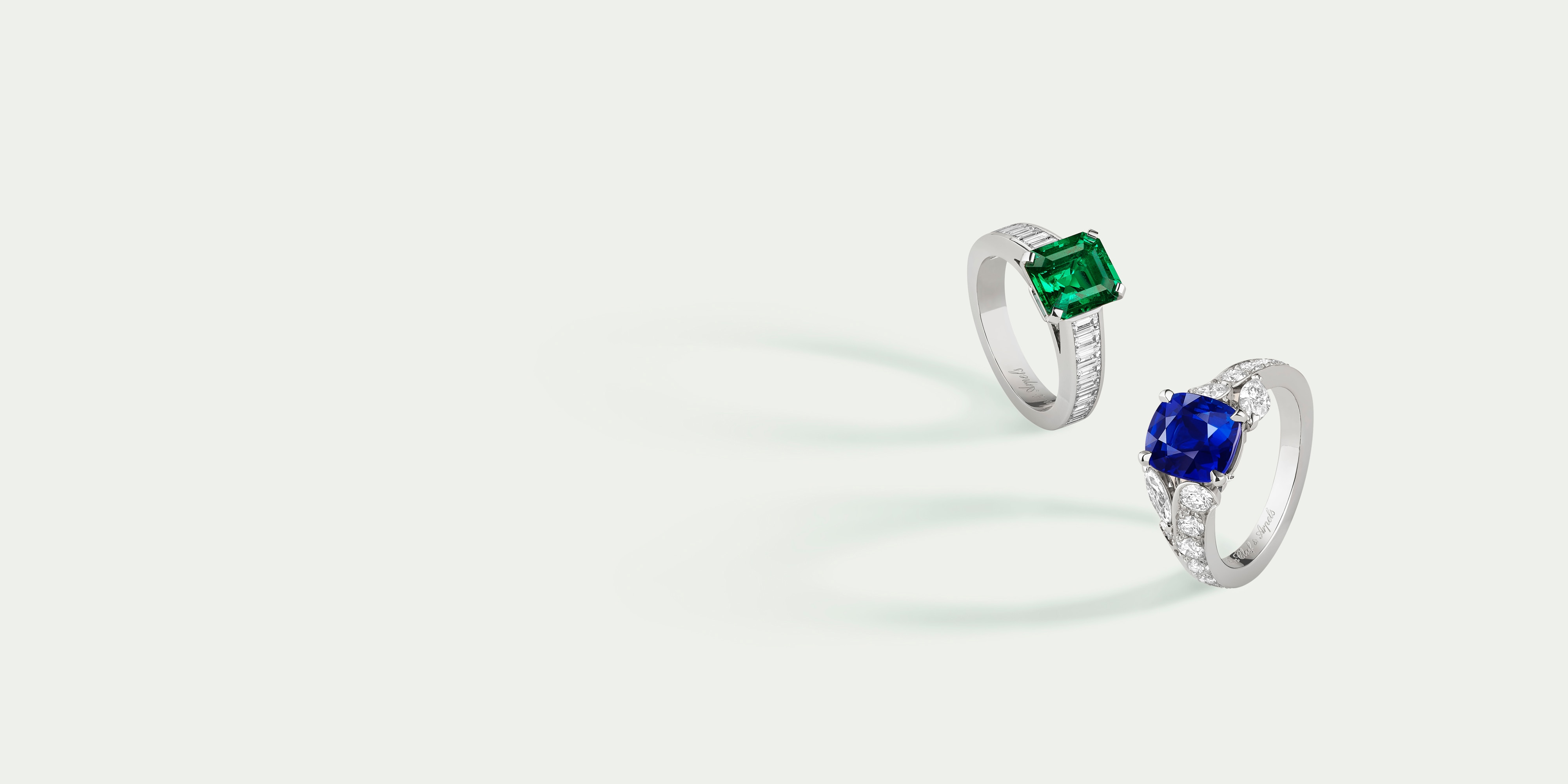 ジャスミン ソリティア サファイア、プラチナ、クッションカットサファイア1石（4.46カラット）、ダイヤモンド、メヌエット ソリティア エメラルド、プラチナ、エメラルドカットエメラルド1石（5.66カラット）、ダイヤモンド。ハイジュエリー ソリティア、ヴァン クリーフ＆アーペル。