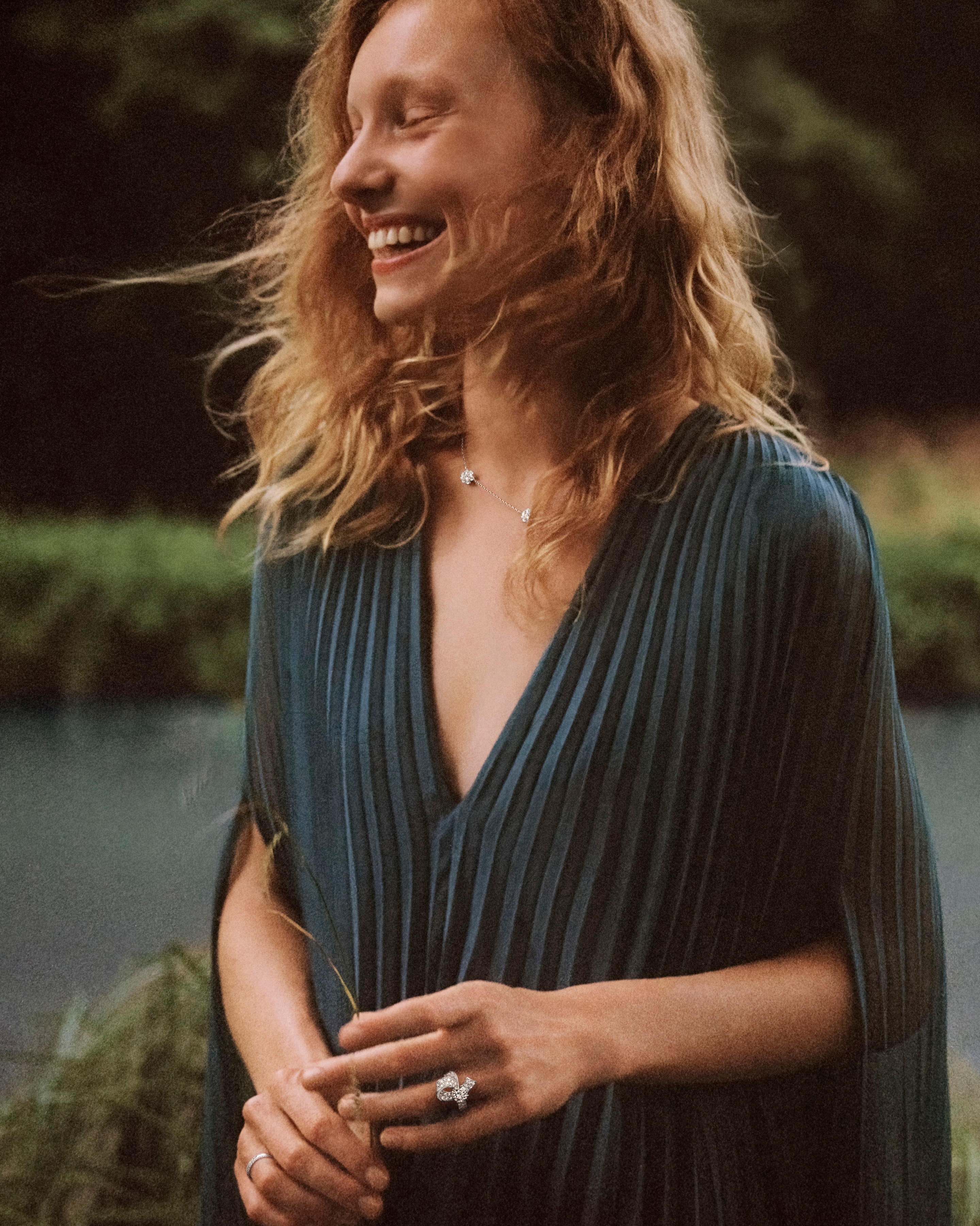 ブークル ソリティア、プラチナ、ダイヤモンド、ラウンドカットダイヤモンド1石（1.26～1.50カラット）、タンドルモン エトワール マリッジリング、プラチナ、ダイヤモンド、フルーレット ネックレス、5フラワー、ロジウムコーティングが施された18K ホワイトゴールド、ダイヤモンド。ソリティア、アライアンス、フルーレット コレクション、ヴァン クリーフ＆アーペル。