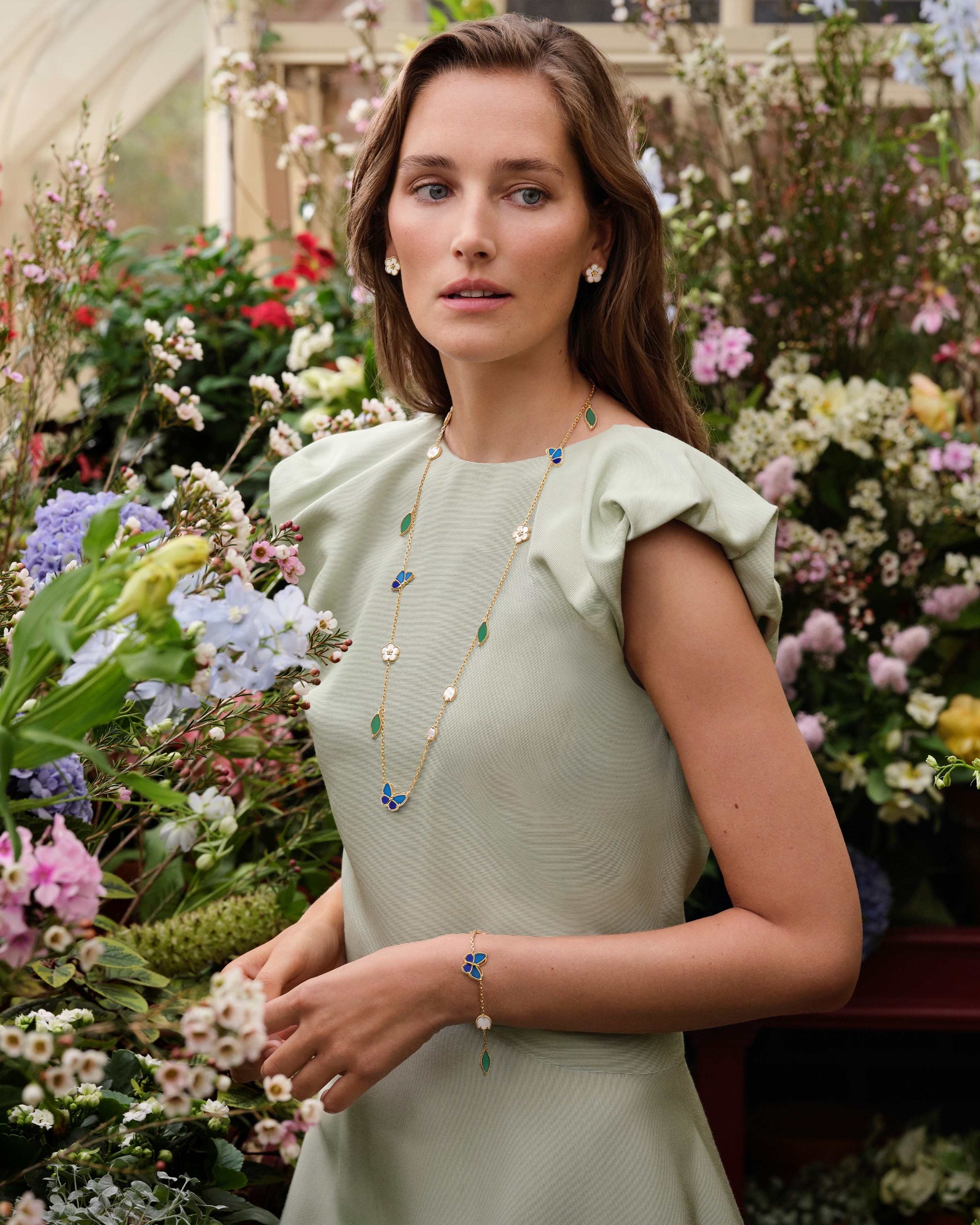 Lucky Spring 耳環，18K黃金，白色珍珠母貝；Lucky Spring Butterfly 長項鍊，15枚圖騰，18K黃金，青金石，藍色及綠色瑪瑙，白色珍珠母貝；Lucky Spring Butterfly 手鍊，5枚圖騰，18K黃金，青金石，藍色及綠色瑪瑙，白色珍珠母貝。Lucky Spring® 系列，Van Cleef & Arpels 梵克雅寶。