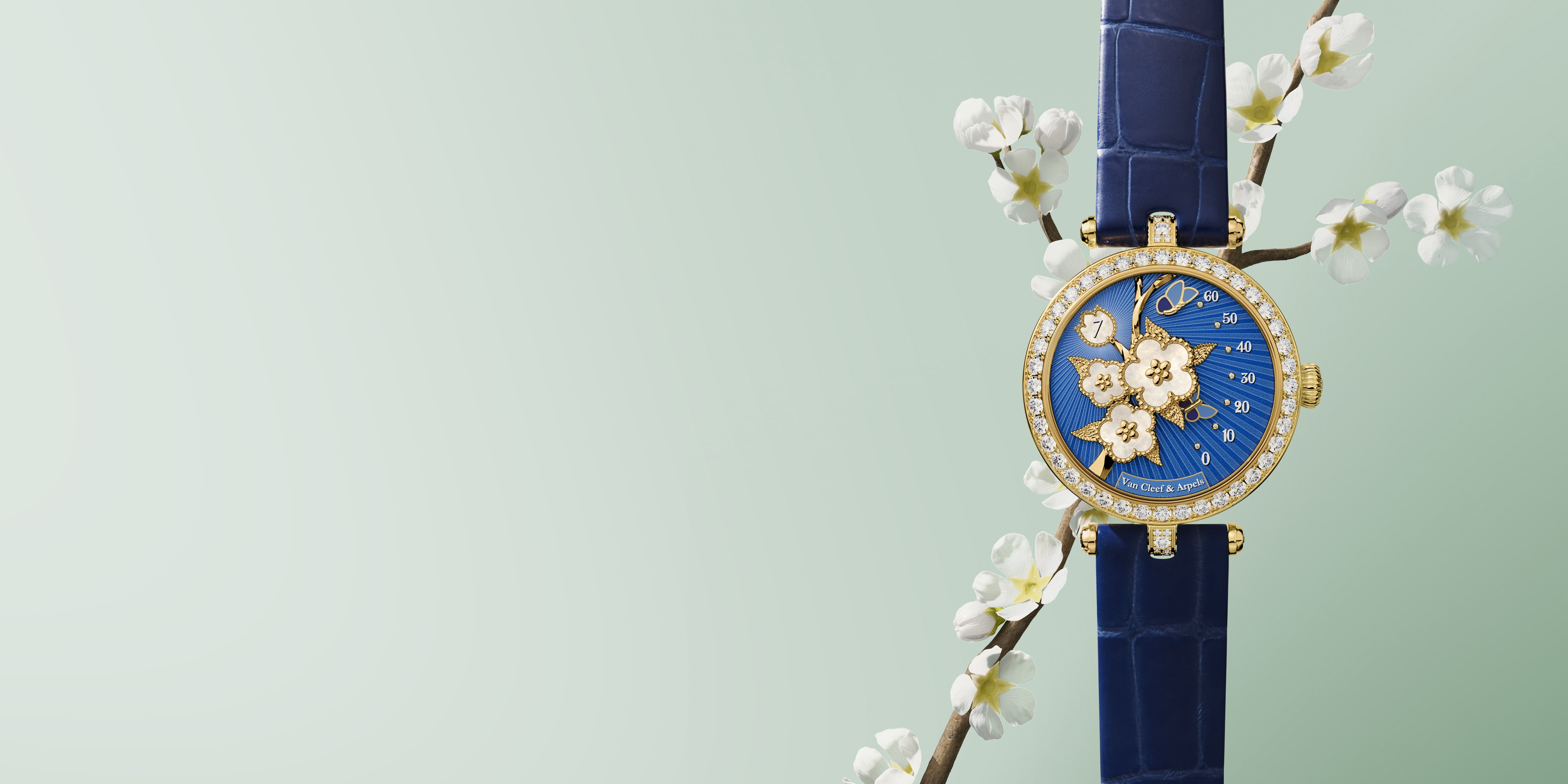 ساعة لايدي لاكي سبرينغ بابيون، ذهب أصفر عيار 18 قيراط، مينا، عرق اللؤلؤ الأبيض، ألماس، حركة ميكانيكية ذات تعبئة أوتوماتيكية مجهزة بنظام الساعات القفازة والدقائق التراجعية.مجموعة بويتيك كومبليكايشنز، دار فان كليف أند آربلز.