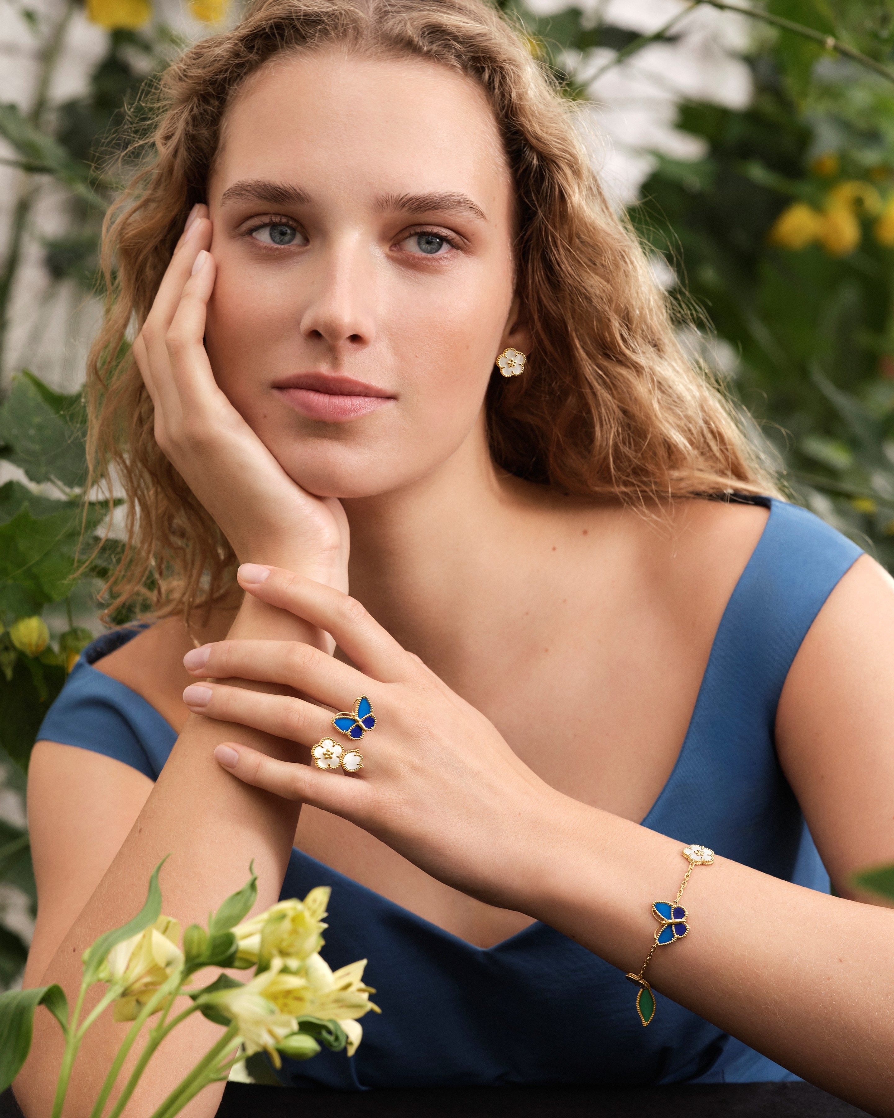 ラッキー スプリング イヤリング、18K イエローゴールド、ホワイト マザーオブパール、ラッキー スプリング パピヨン アントレ レ ドア リング、18K イエローゴールド、ラピスラズリ、ブルーアゲート、ホワイト マザーオブパール、ラッキー スプリング パピヨン ブレスレット、5モチーフ、18K イエローゴールド、ラピスラズリ、ブルーアゲート、グリーンアゲート、ホワイト マザーオブパール。ラッキー スプリング® コレクション、ヴァン クリーフ＆アーペル。