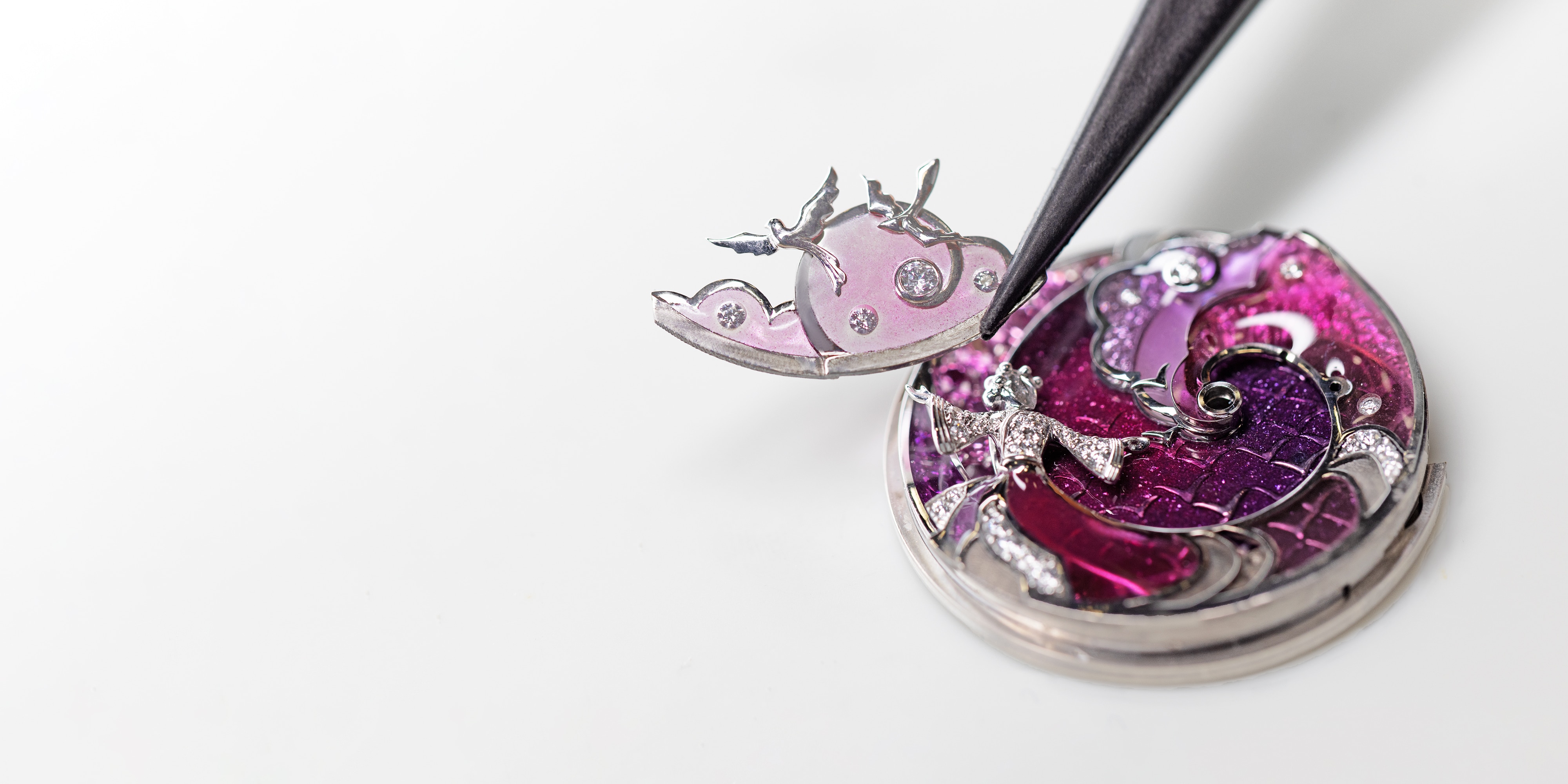 レディ ルトロヴァイユ セレスト ウォッチ、ローズゴールド、ホワイトゴールド、ピンクサファイア、ホワイト マザーオブパール、ダイヤモンド、エナメル、ミニアチュール ペインティング、手巻き機械式ムーブメント。エクストラオーディナリー ダイヤル コレクション、ヴァン クリーフ＆アーペル。