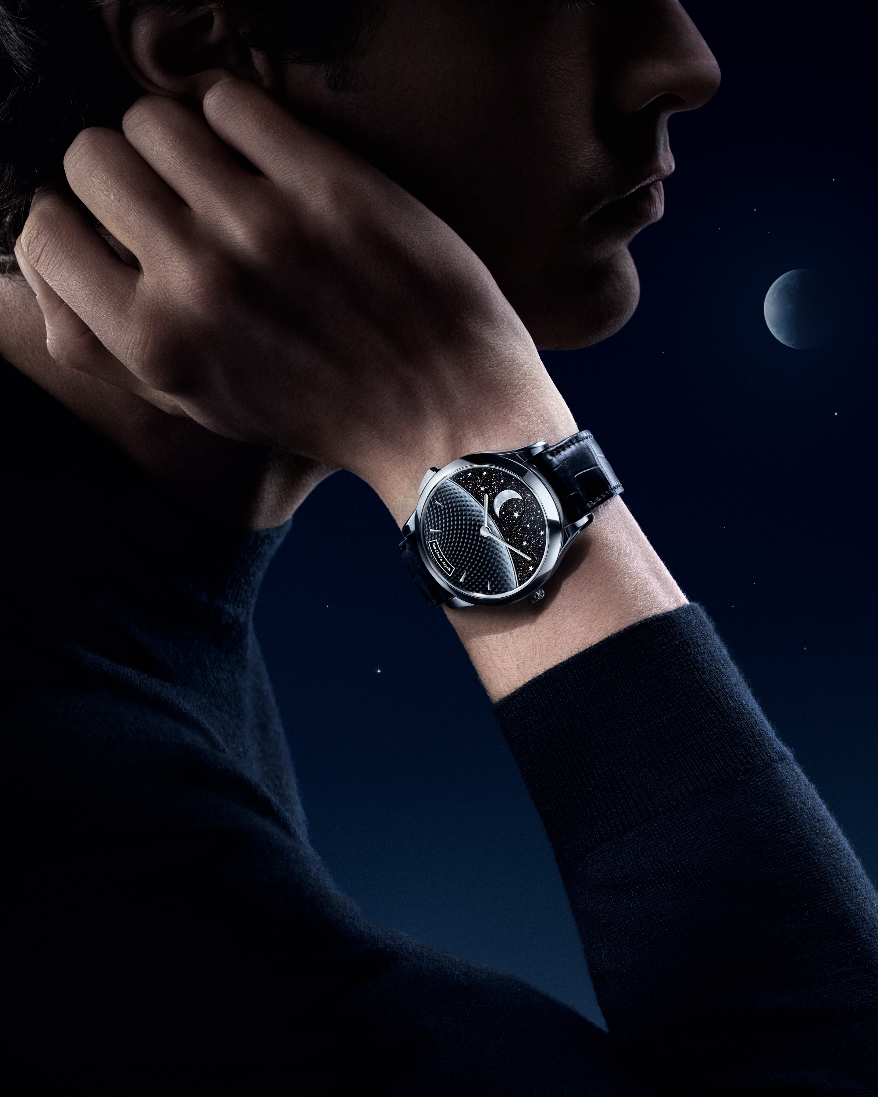 ミッドナイト ジュール ニュイ ファーズ ドゥ リュンヌ ウォッチ、ホワイトゴールド、イエローゴールド、ホワイト マザーオブパール、アベンチュリンガラス、ムーンフェイズとデイ／ナイト表示を搭載した自動巻き機械式ムーブメント、オンデマンド アニメーション。ポエティック コンプリケーション コレクション、ヴァン クリーフ＆アーペル。