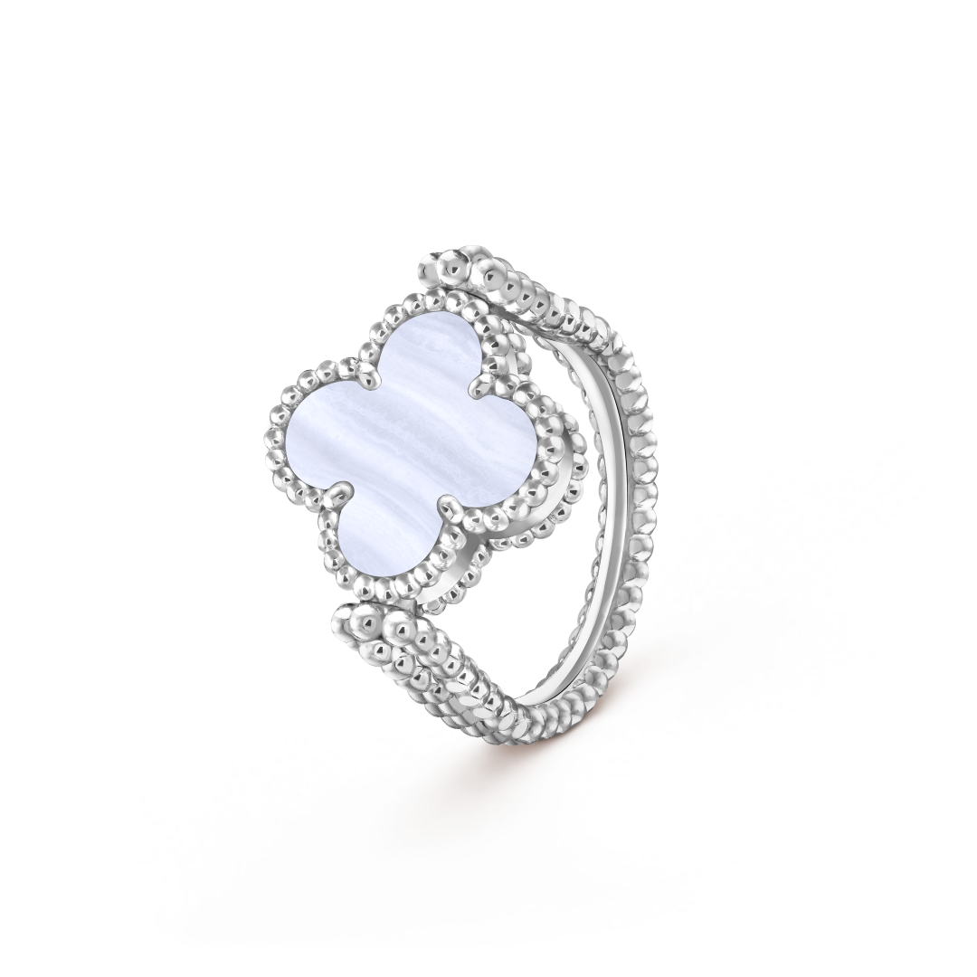 Wendbare Ringe Vintage Alhambra, guillochiertes 18 Karat Weißgold, guillochiertes 18 Karat Roségold, Chalcedon, graues Perlmutt, Diamanten. Kollektion Alhambra®, Van Cleef & Arpels.