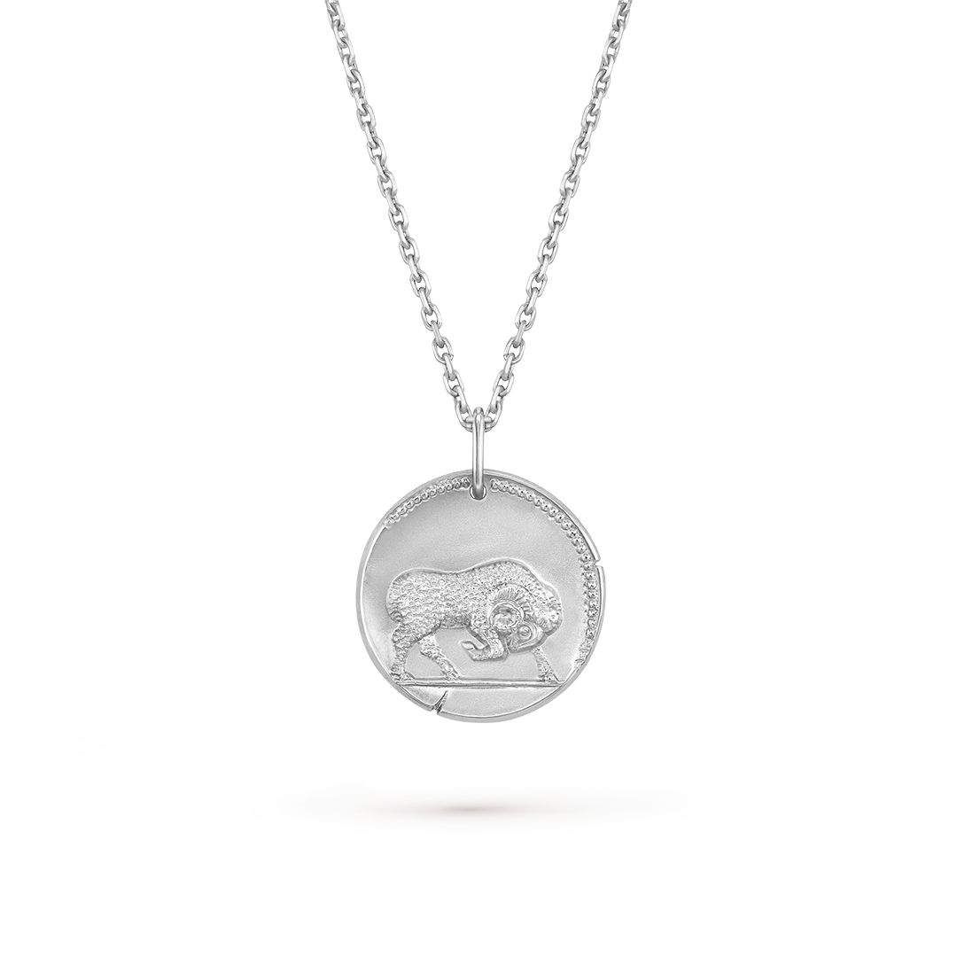 ゾディアック メダル アリエティス (牡羊座)、ロジウムコーティングが施された18K ホワイトゴールド。ゾディアック コレクション、ヴァン クリーフ＆アーペル。