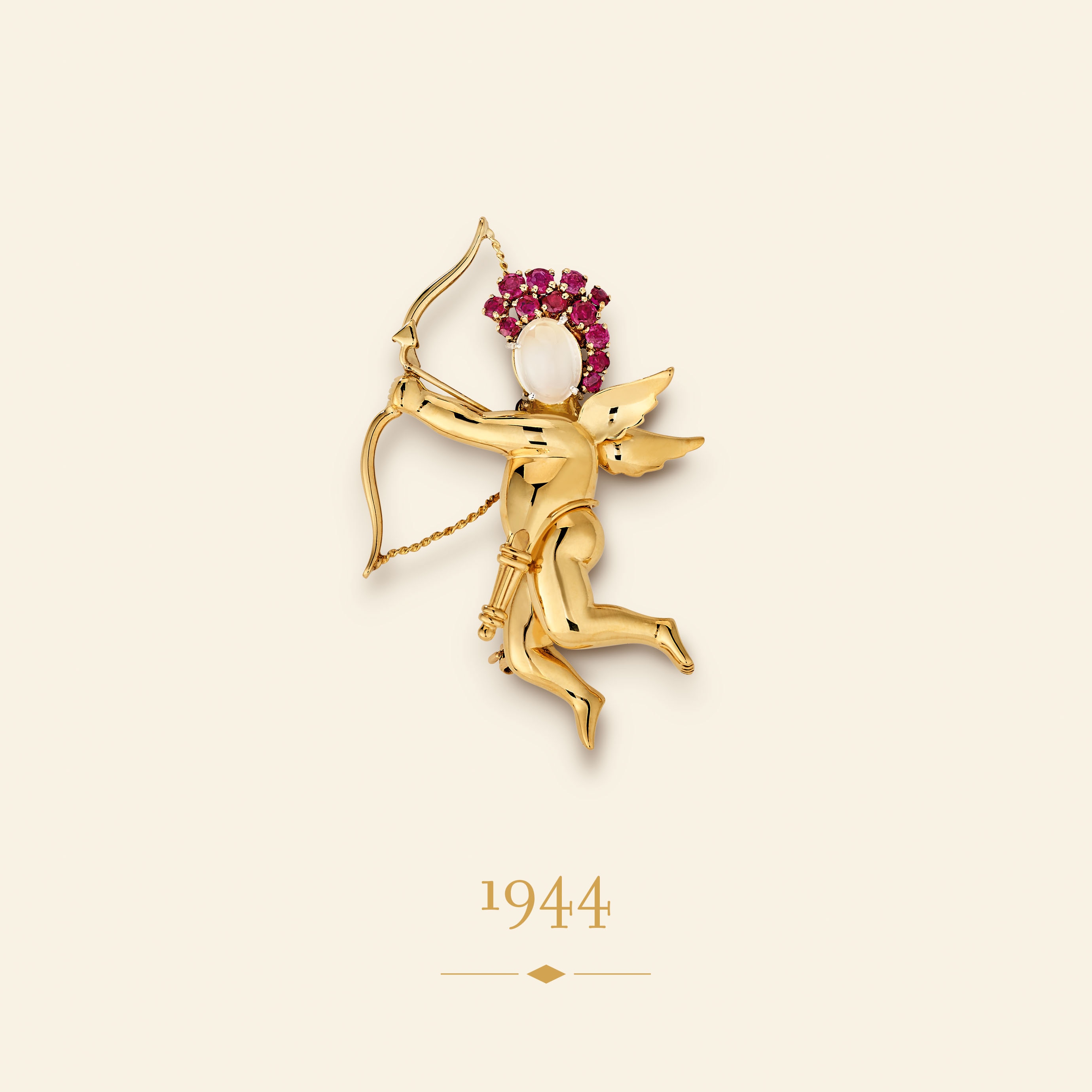 Cupid胸针，1944年。黄K金，红宝石，月光石。Van Cleef & Arpels梵克雅宝典藏。