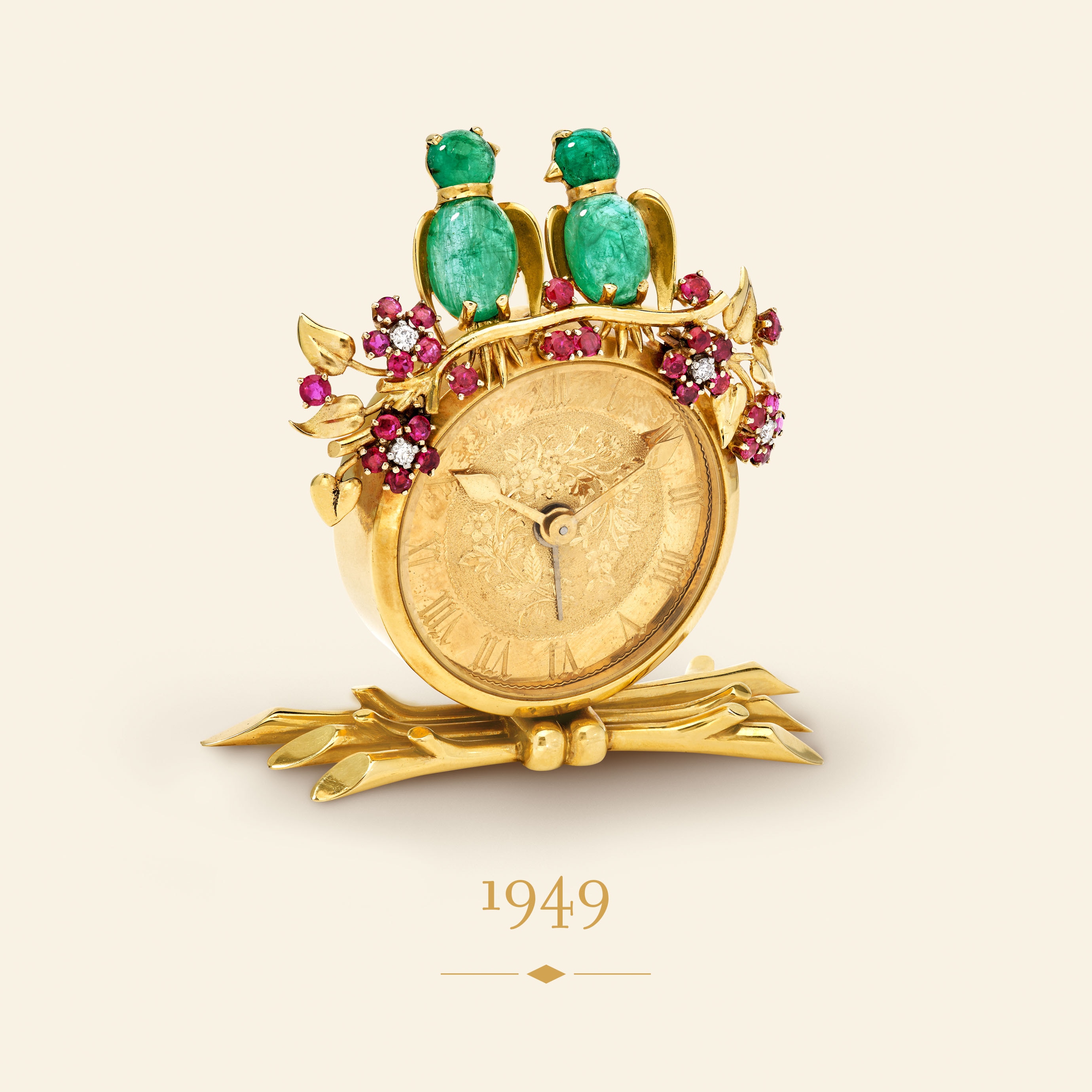 Lovebirds座钟，1949年。黄K金，铂金，祖母绿，红宝石，钻石。Van Cleef & Arpels梵克雅宝典藏。