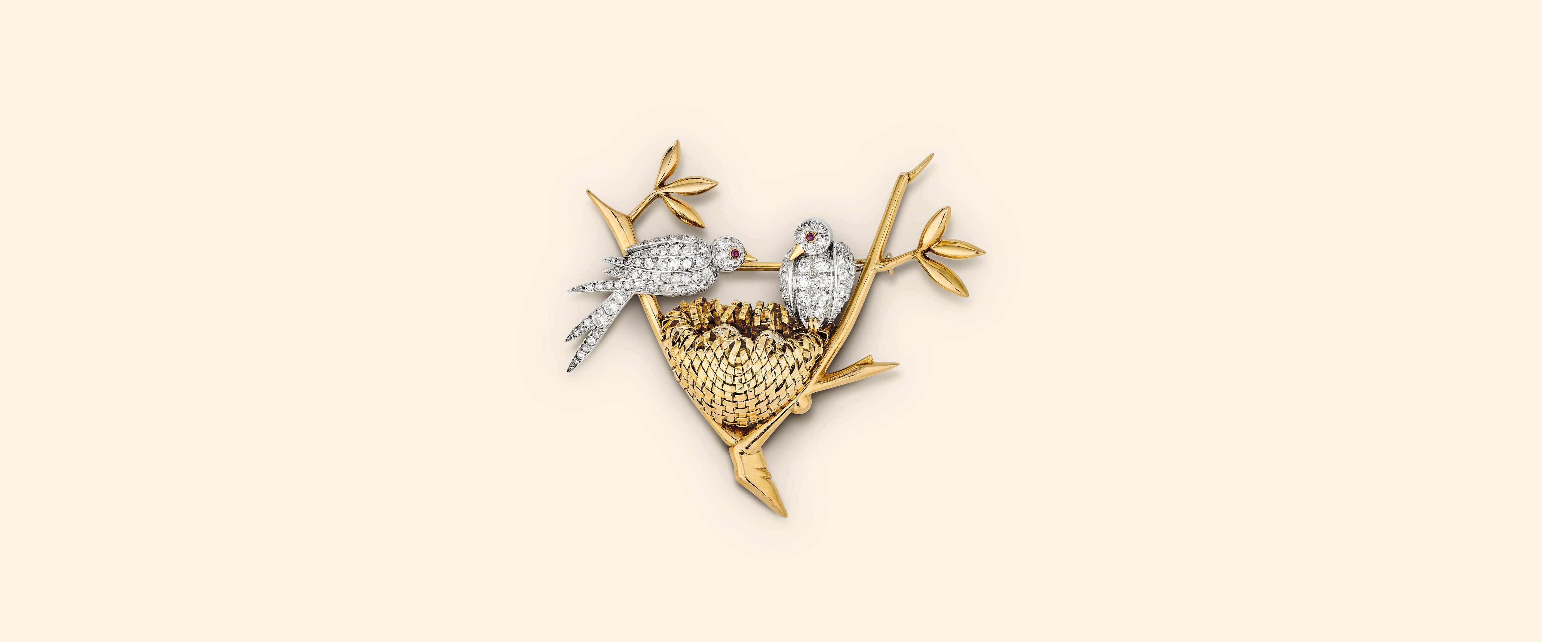 Two Birds With A Nest胸针，1945年。黄K金，铂金，白K金，红宝石，钻石。Van Cleef & Arpels梵克雅宝典藏。