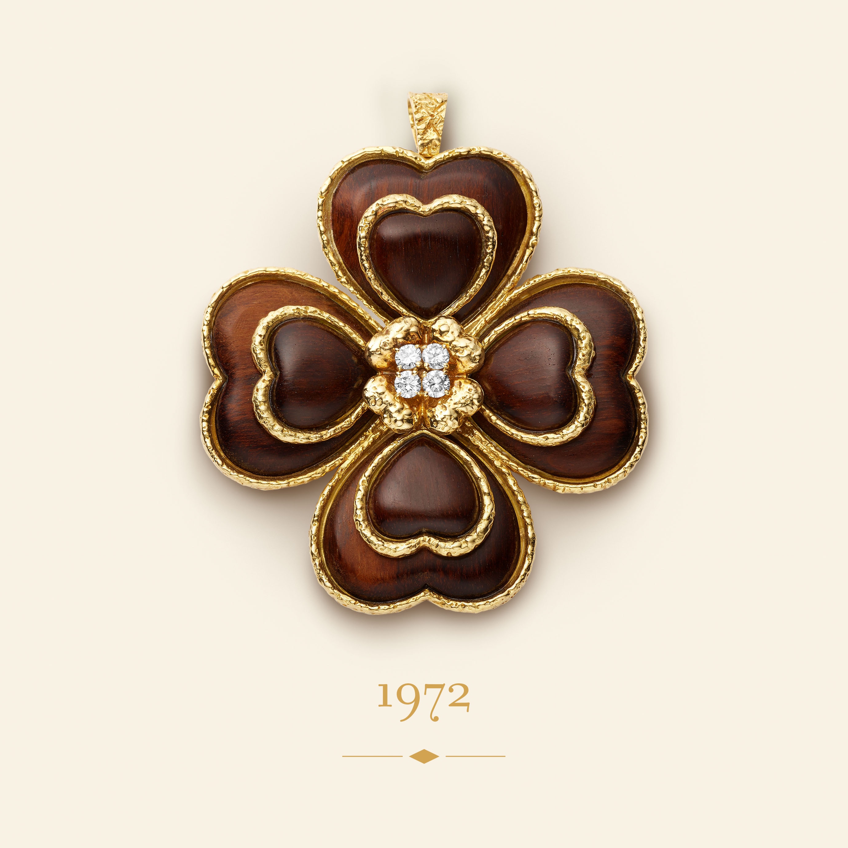 Spilla-pendente Trèfle, 1972. Oro giallo, oro bianco, legno amoretto, diamanti. Collezione Van Cleef & Arpels.