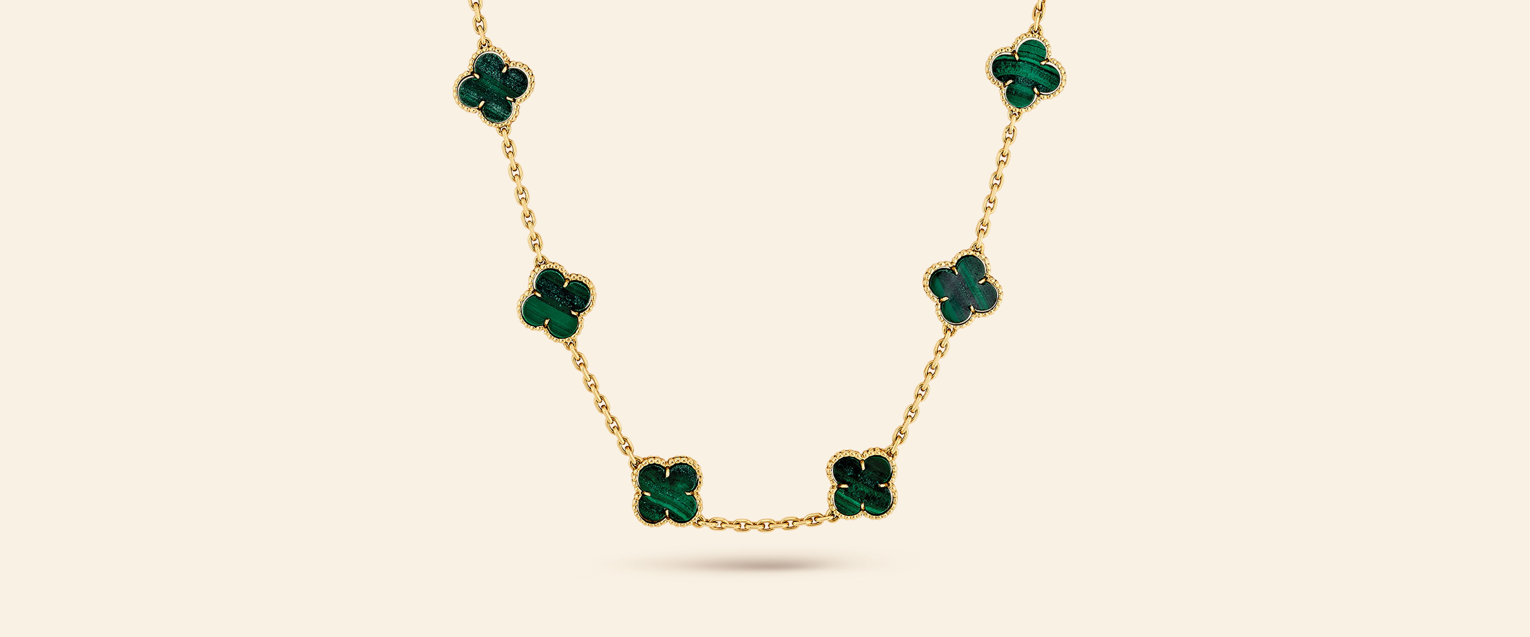 Sautoir Alhambra, 1973. Oro giallo, malachite. Collezione ​Van Cleef & Arpels.