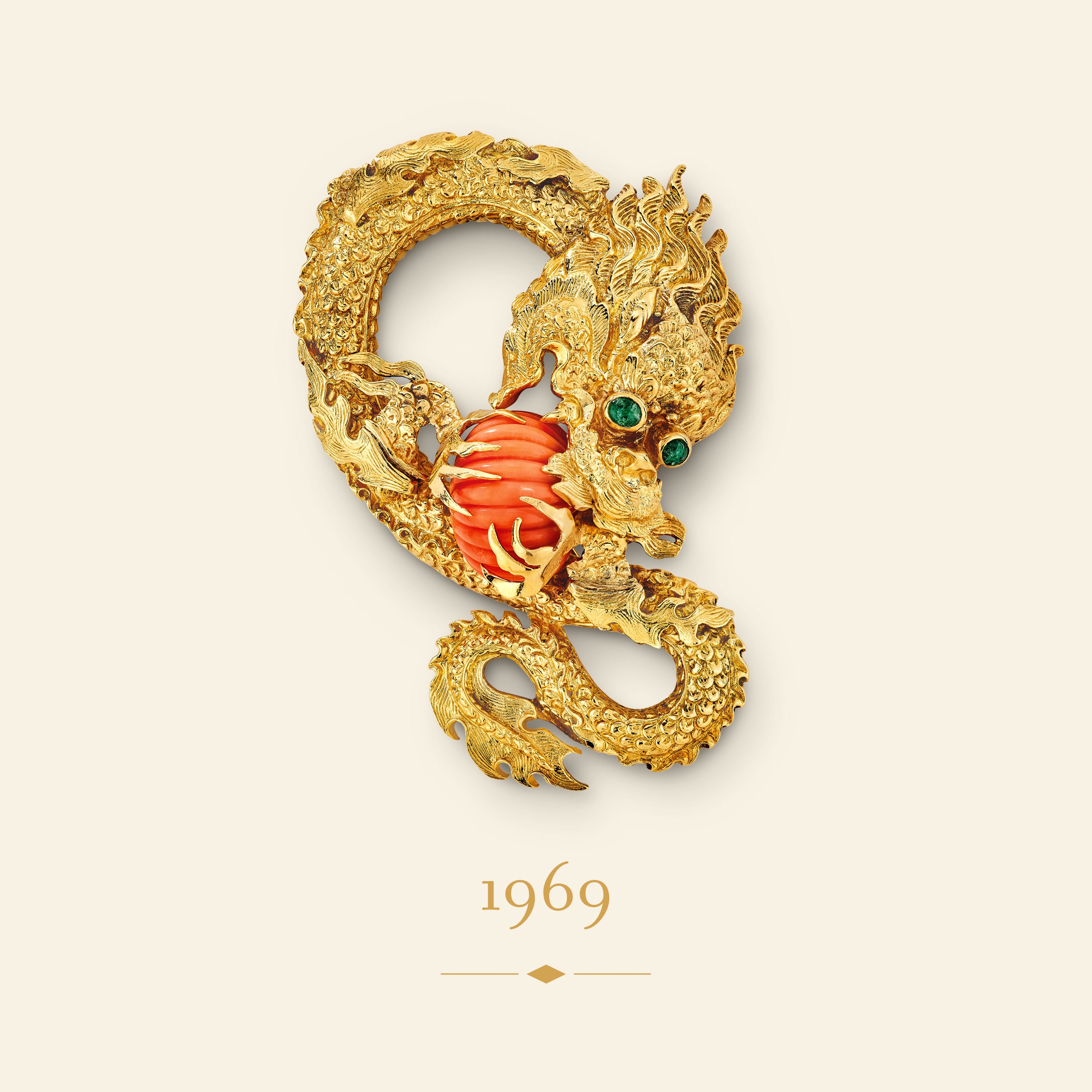 Clip Dragón, 1969. Oro amarillo, esmeraldas, coral. Colección Van Cleef & Arpels.
