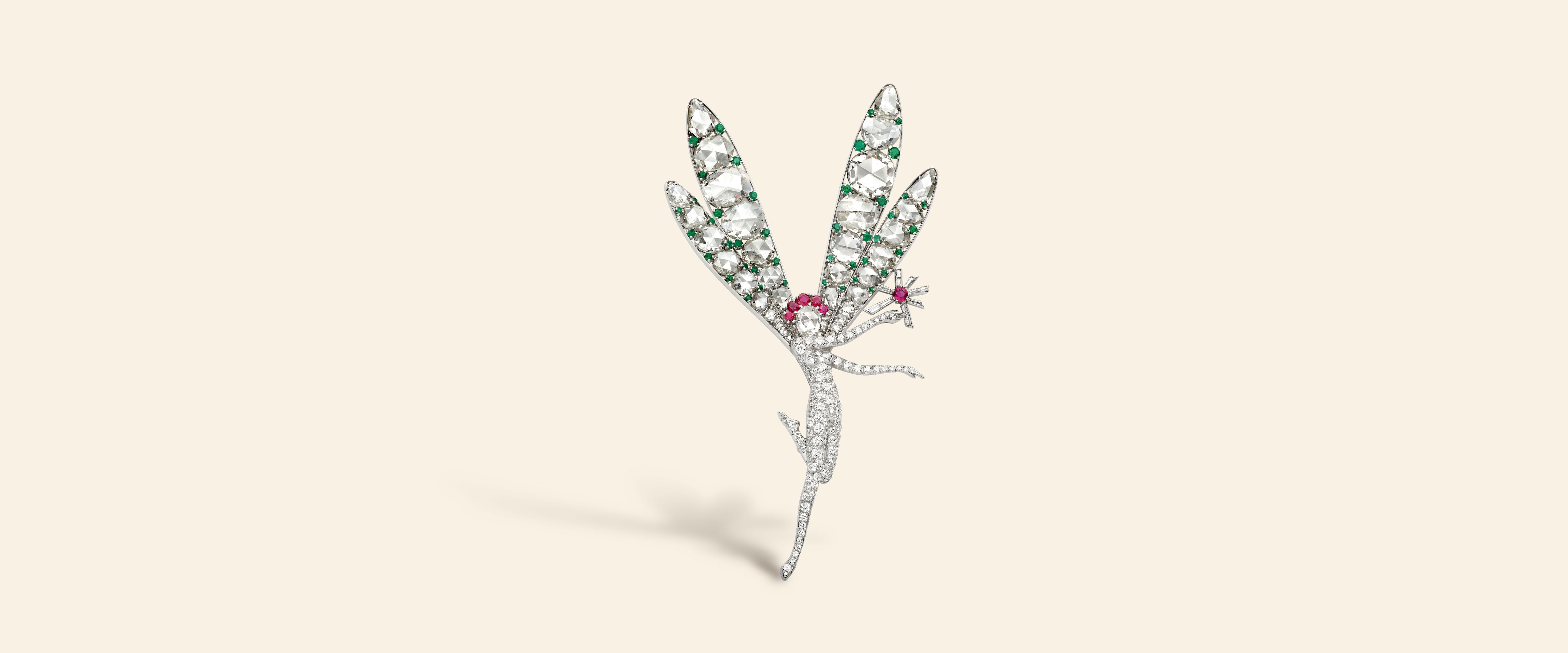 Clip Pequeña Hada Alada, posteriormente llamado Spirit of Beauty, 1941. Platino, esmeraldas, rubíes, diamantes. Adquirido por la celebridad estadounidense Barbara Hutton para una amiga. Colección Van Cleef & Arpels.