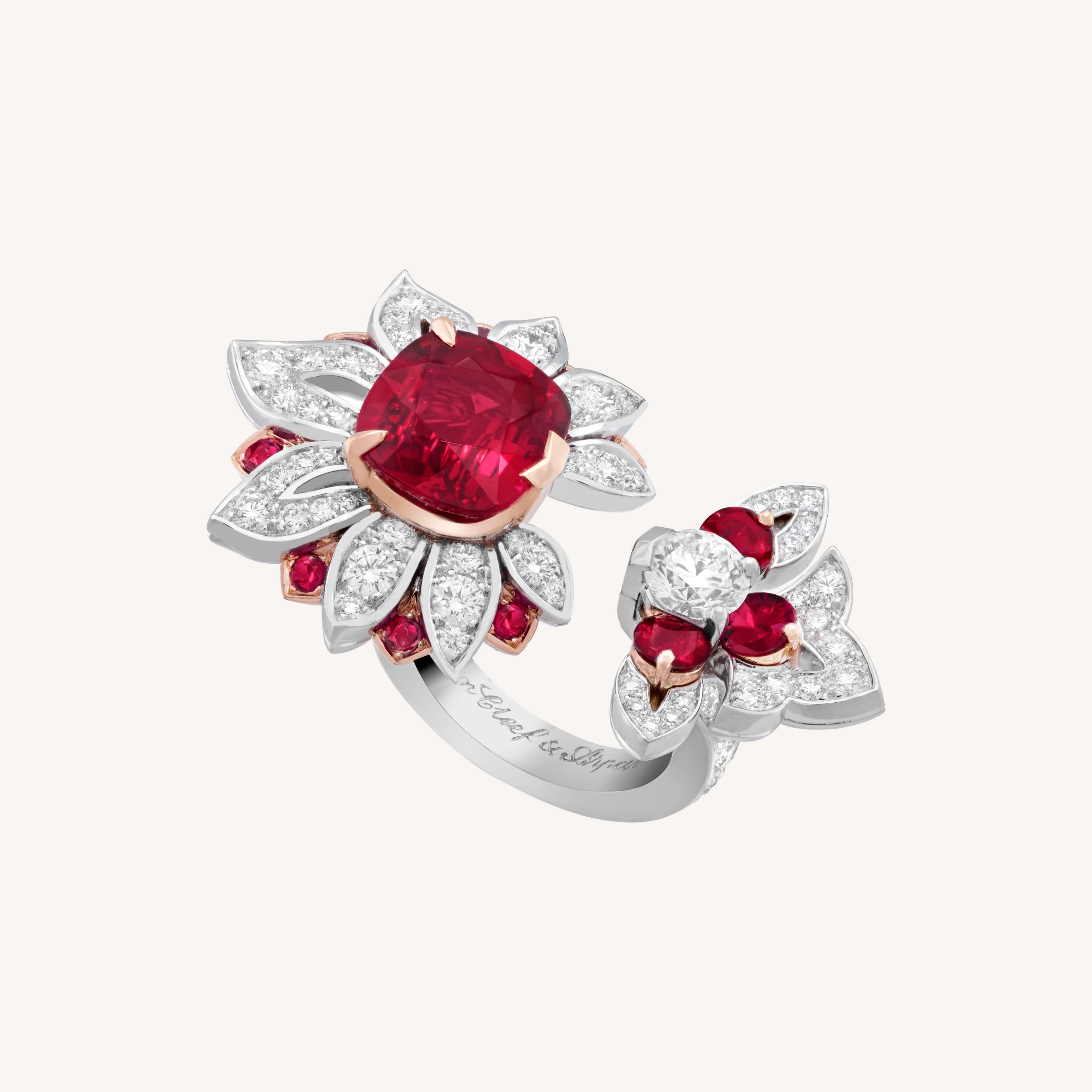 Between the Finger rings, a Van Cleef & Arpels tradition since the ...