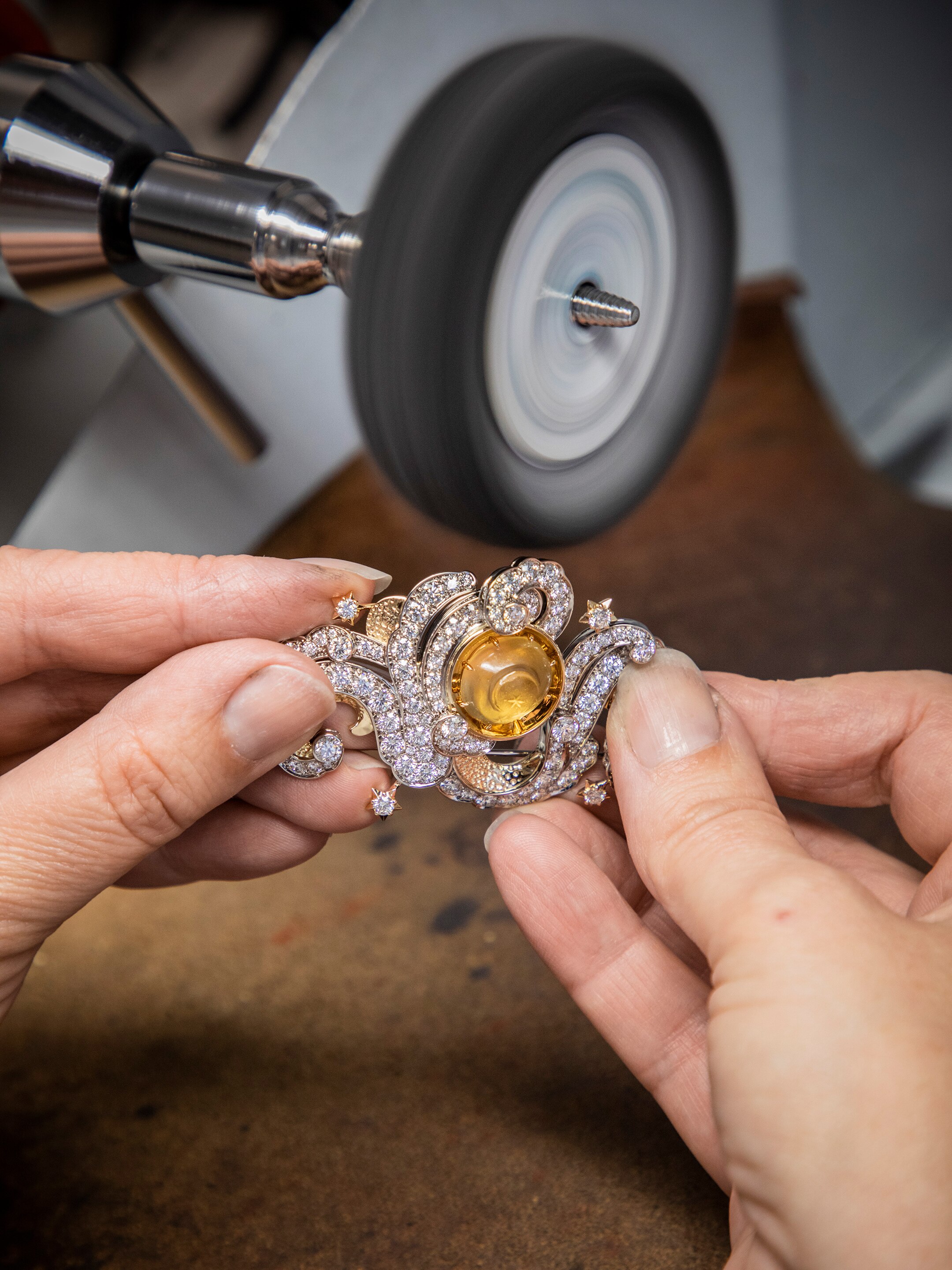 Fresque céleste clip. 18K yellow gold, 18K white gold, one carved cabochon-cut citrine of 8.62 carats, diamonds. Le Grand Tour raconté par Van Cleef & Arpels collection, 2023