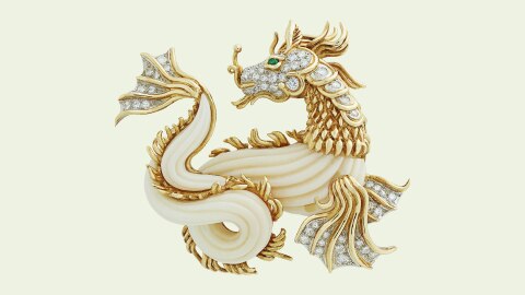 Dragon胸针，1969年，铂金，黄K金，祖母绿，珊瑚，钻石。Van Cleef & Arpels梵克雅宝典藏系列。