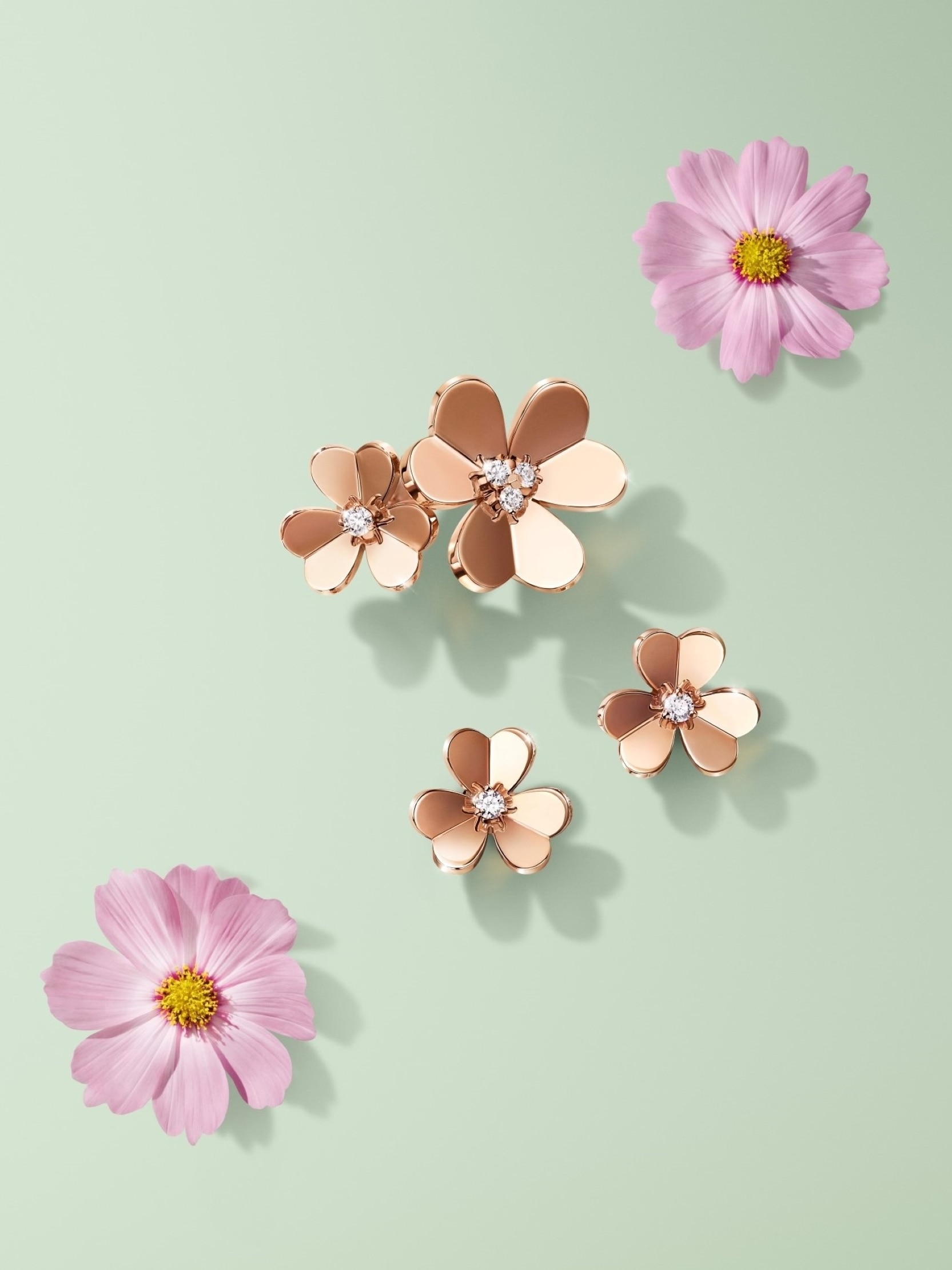 Подвеска Frivole, 3 цветка, миниатюрная модель, желтое золото, бриллианты, Van Cleef & Arpels