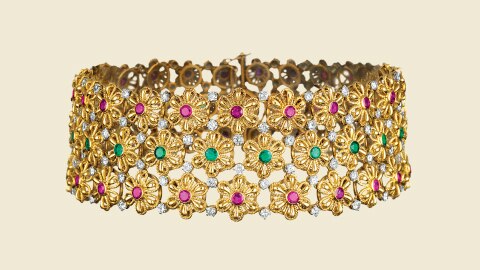 Indian embroidery项圈，1950年，铂金，黄K金，红宝石，祖母绿，钻石。Van Cleef & Arpels梵克雅宝典藏系列。