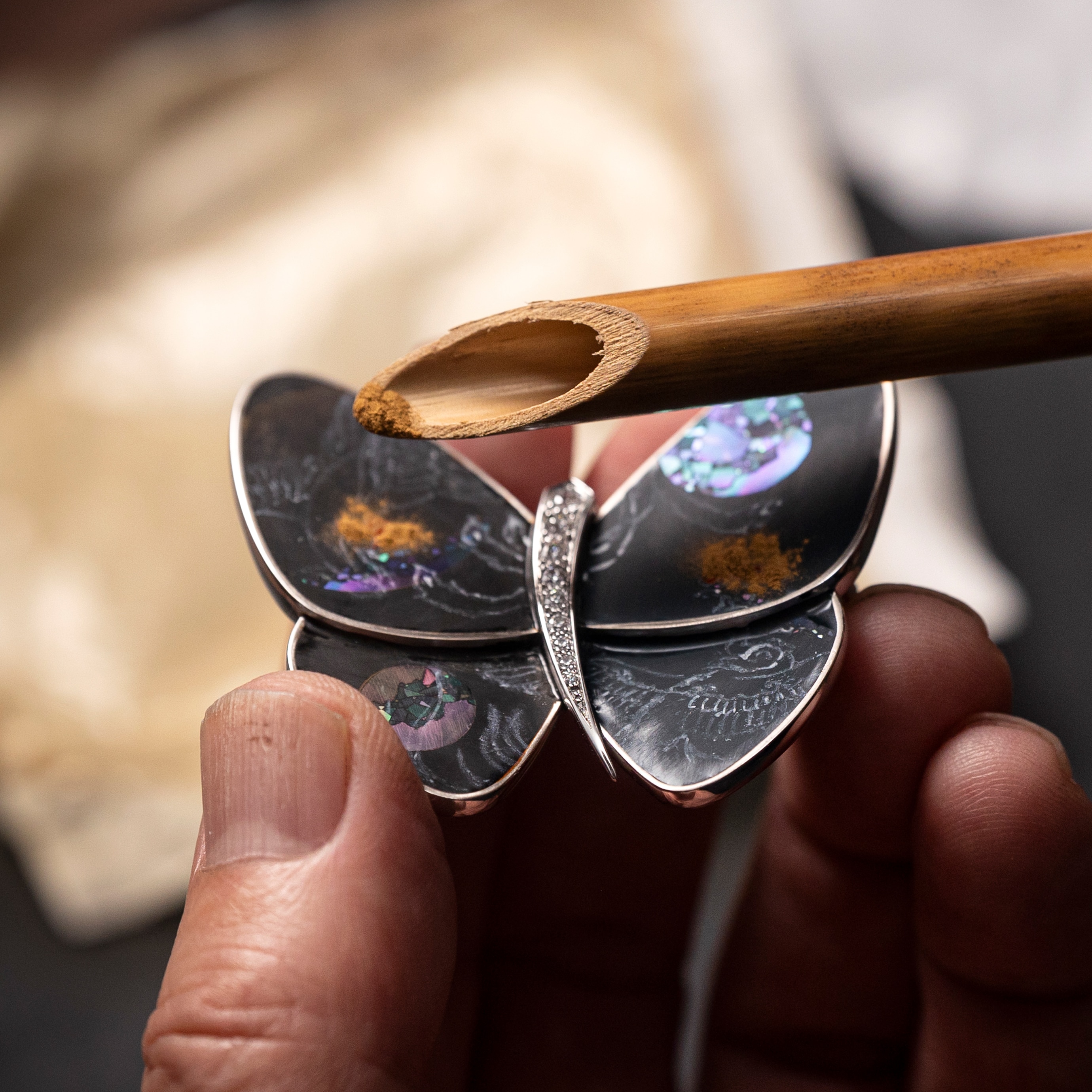 maki-e: Technique in which patterns are drawn with lacquer on the surface. Gold powder is then sprinkled and fixed on the butterfly.