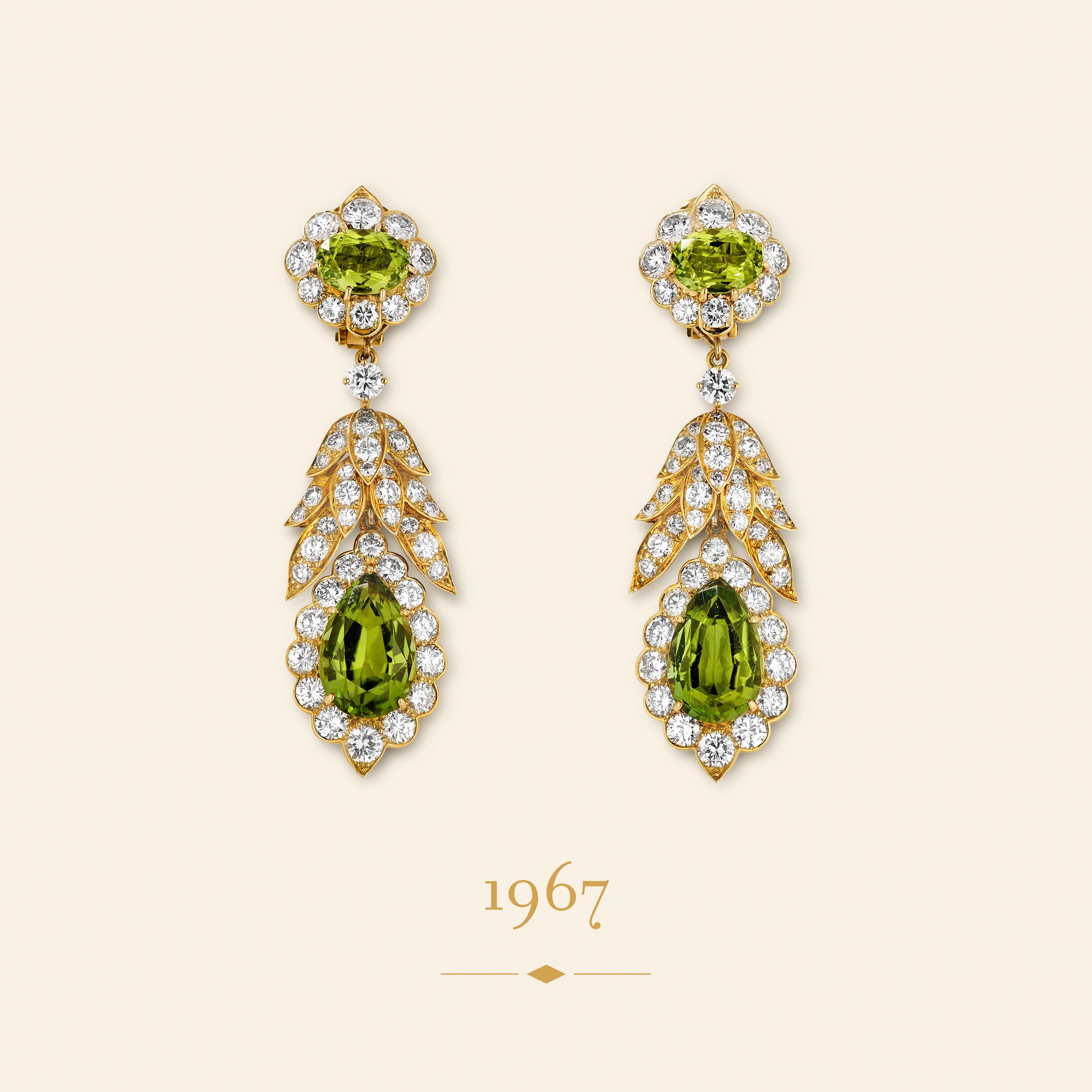 Motifs d'oreilles, 1967. Pendants détachables. Or jaune, or blanc, péridots, diamants. Collection Van Cleef & Arpels