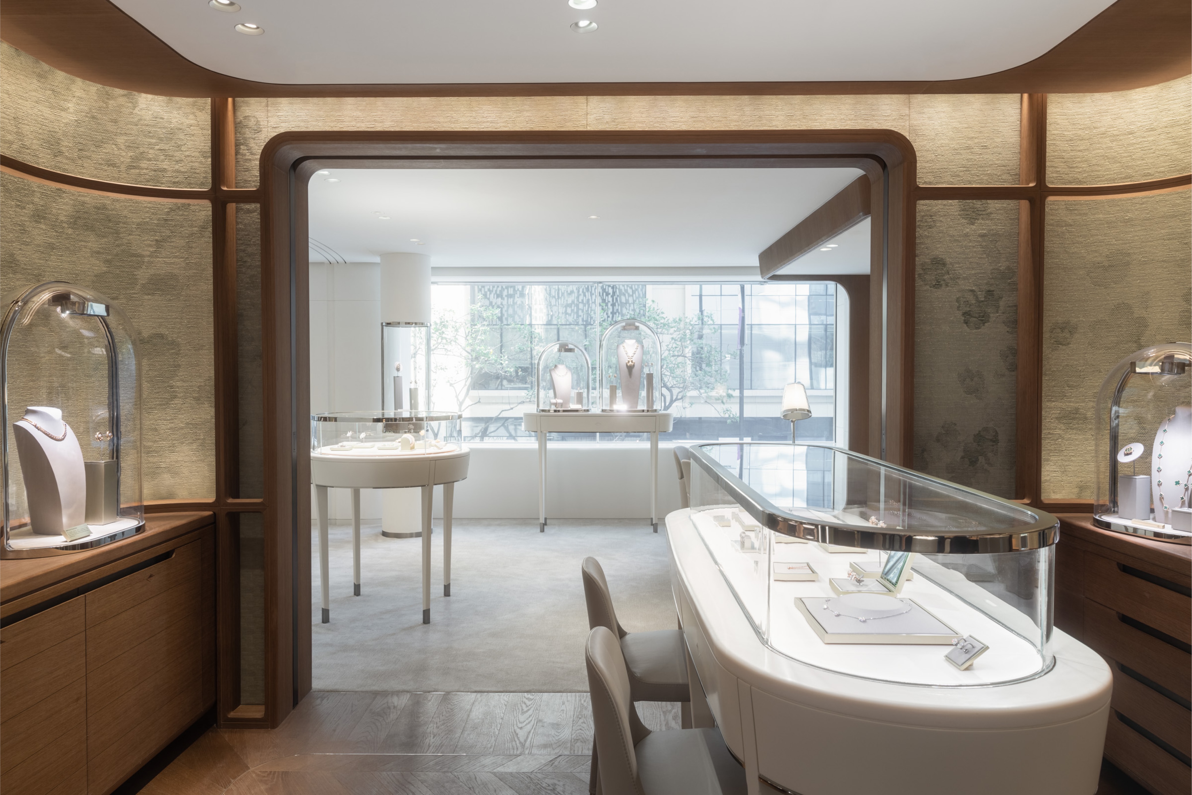 The Van Cleef & Arpels Hong Kong boutique: an enchanted oasis in the ...