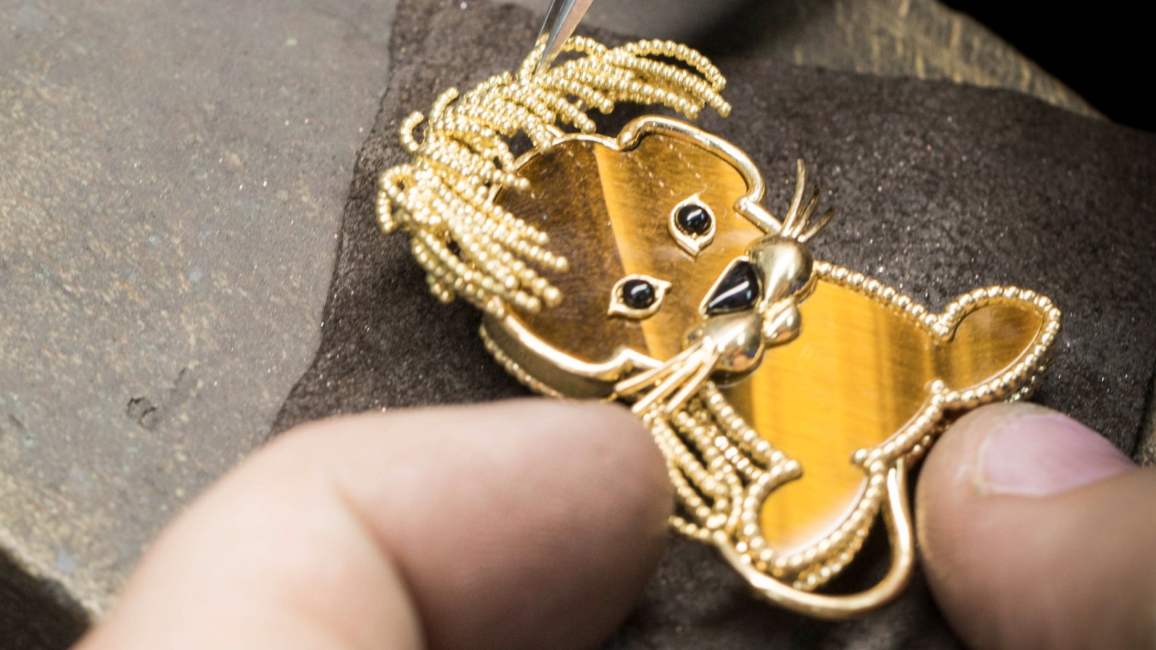 Assembling the jewelry motif, Lucky Animals Lion clip, yellow gold gold, tiger eye, onyx, Van Cleef & Arpels