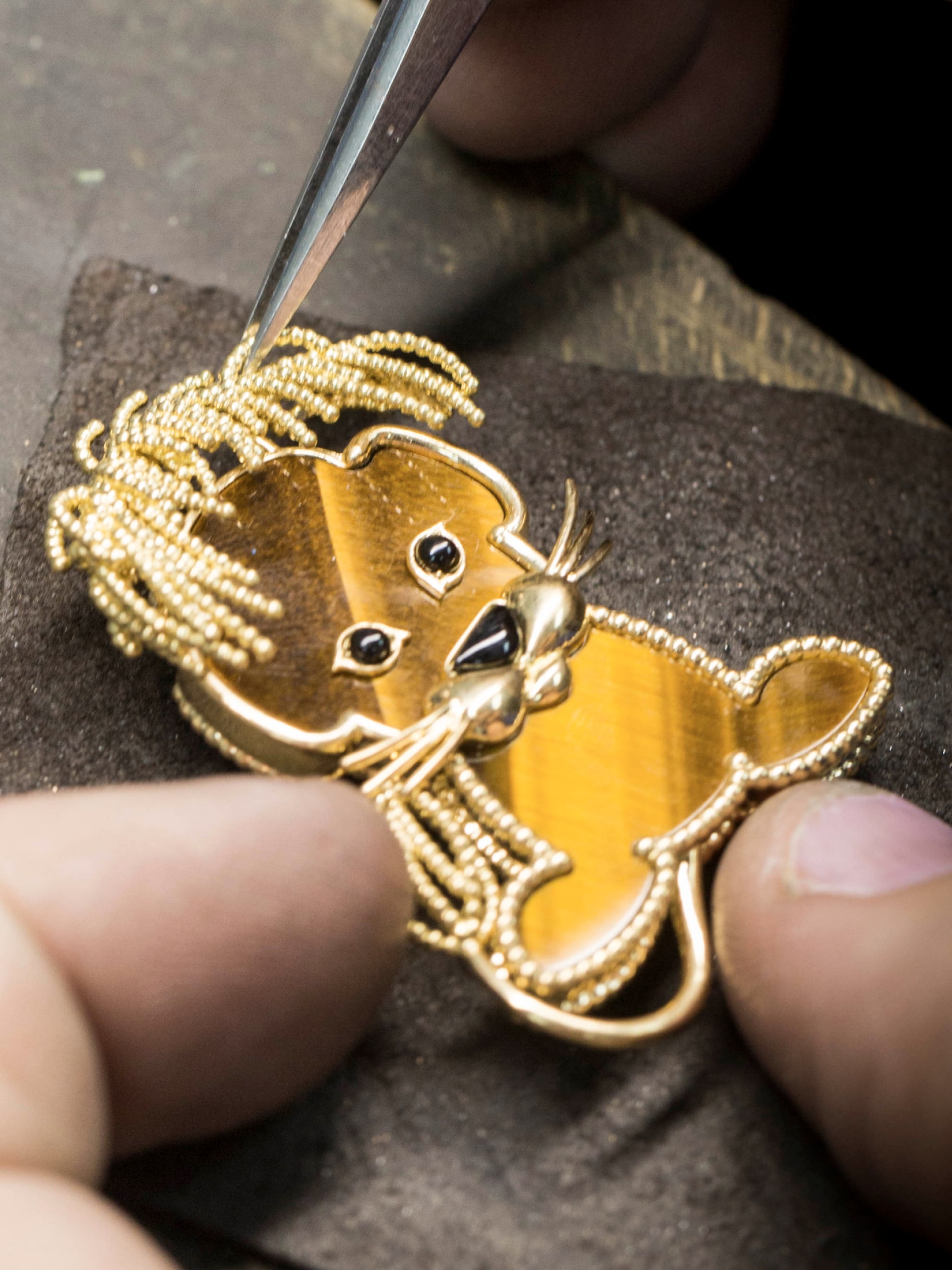 Assembling the jewelry motif, Lucky Animals Lion clip, yellow gold gold, tiger eye, onyx, Van Cleef & Arpels