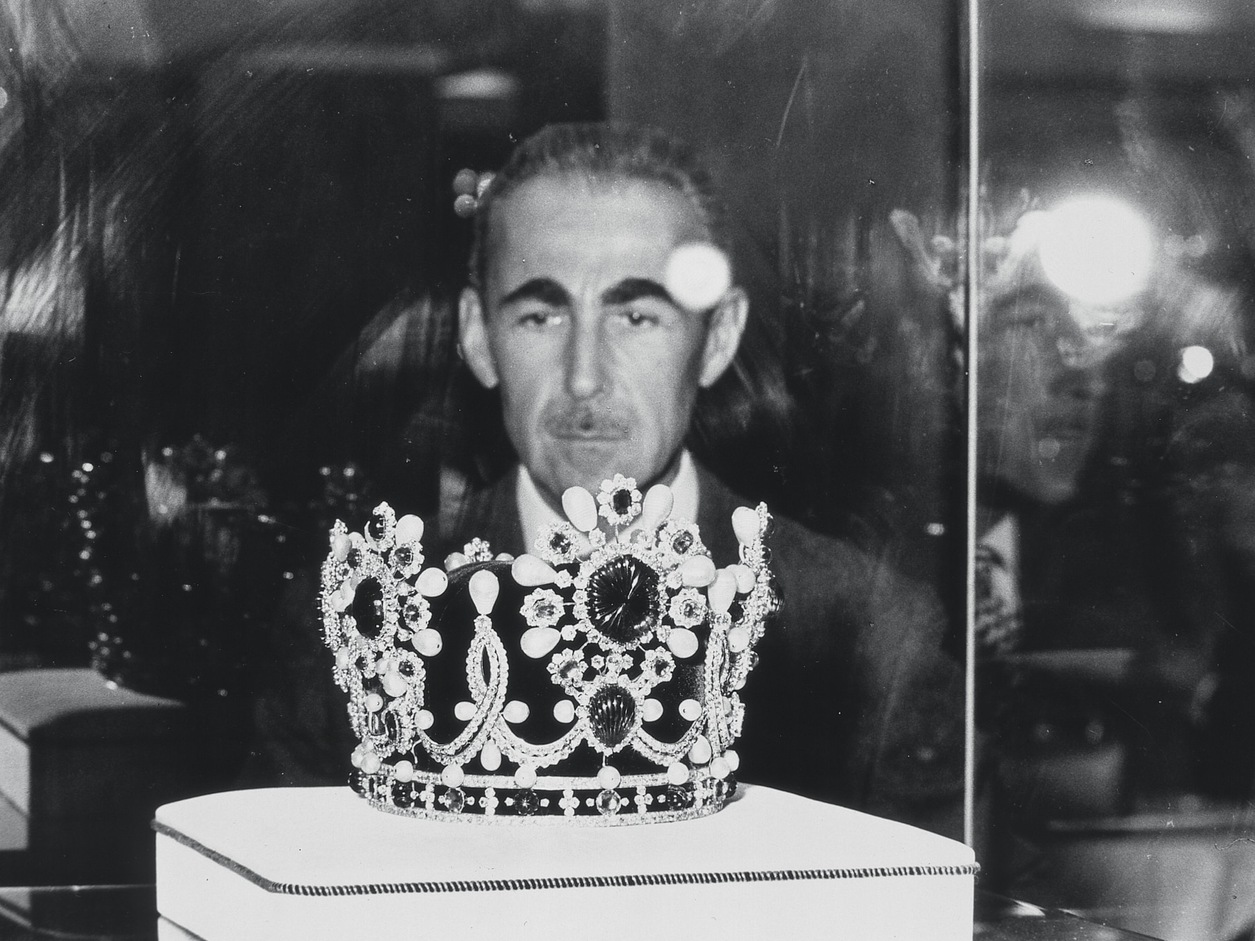 Pierre Arpels, İran Şahı için 1967’de Van Cleef & Arpels tarafından yapılan taca bakıyor. Van Cleef & Arpels Arşivleri.