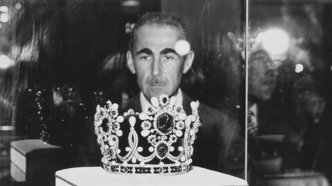 皮埃爾．雅寶注視伊朗皇后的后冠，由Van Cleef & Arpels梵克雅寶製作，1967年。 Van Cleef & Arpels梵克雅寶珍藏。