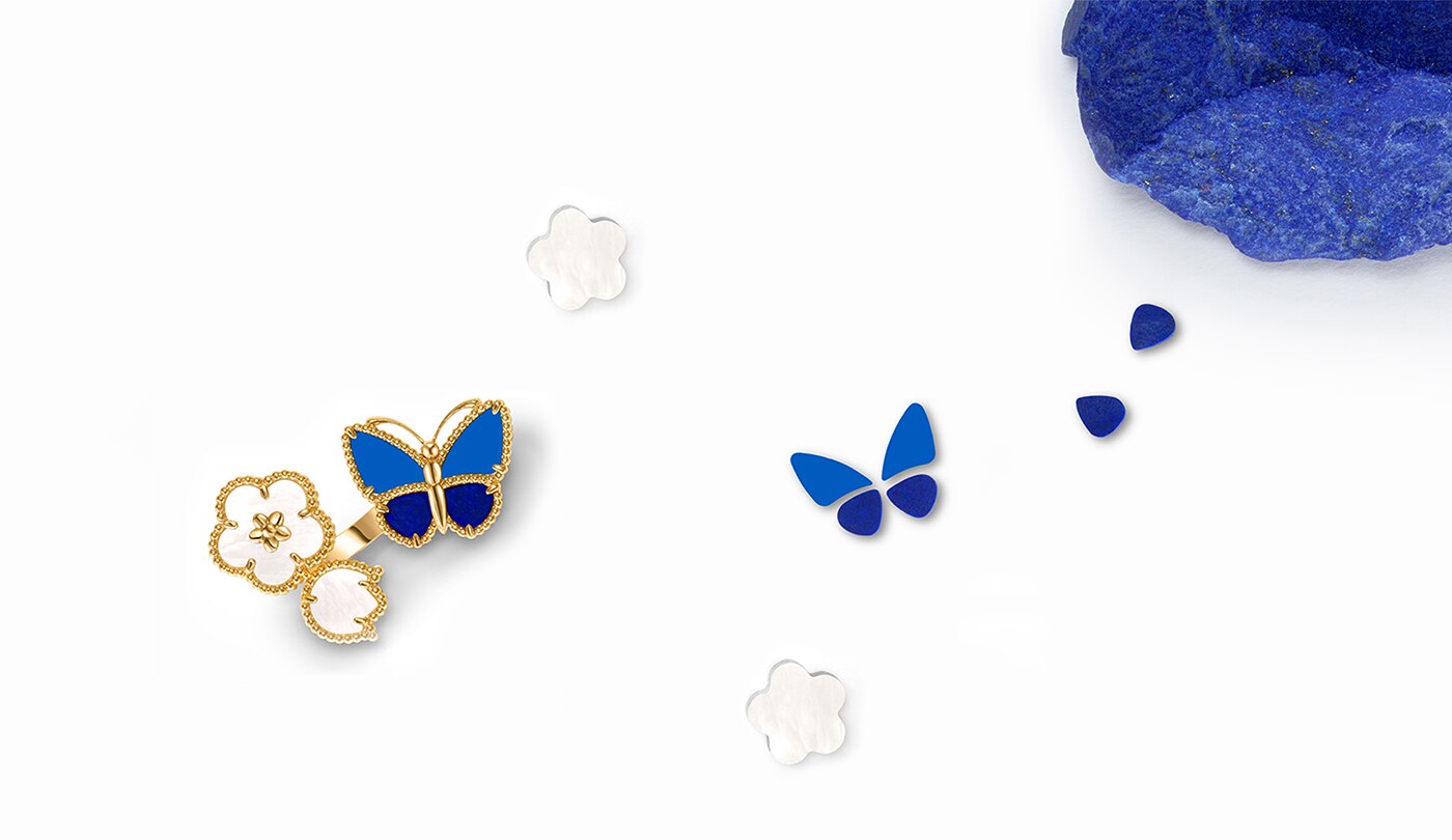 การจัดวางตำแหน่งของอัญมณีก่อนการประดับลงบนแหวน Two Butterfly Between the Finger จาก Van Cleef & Arpels