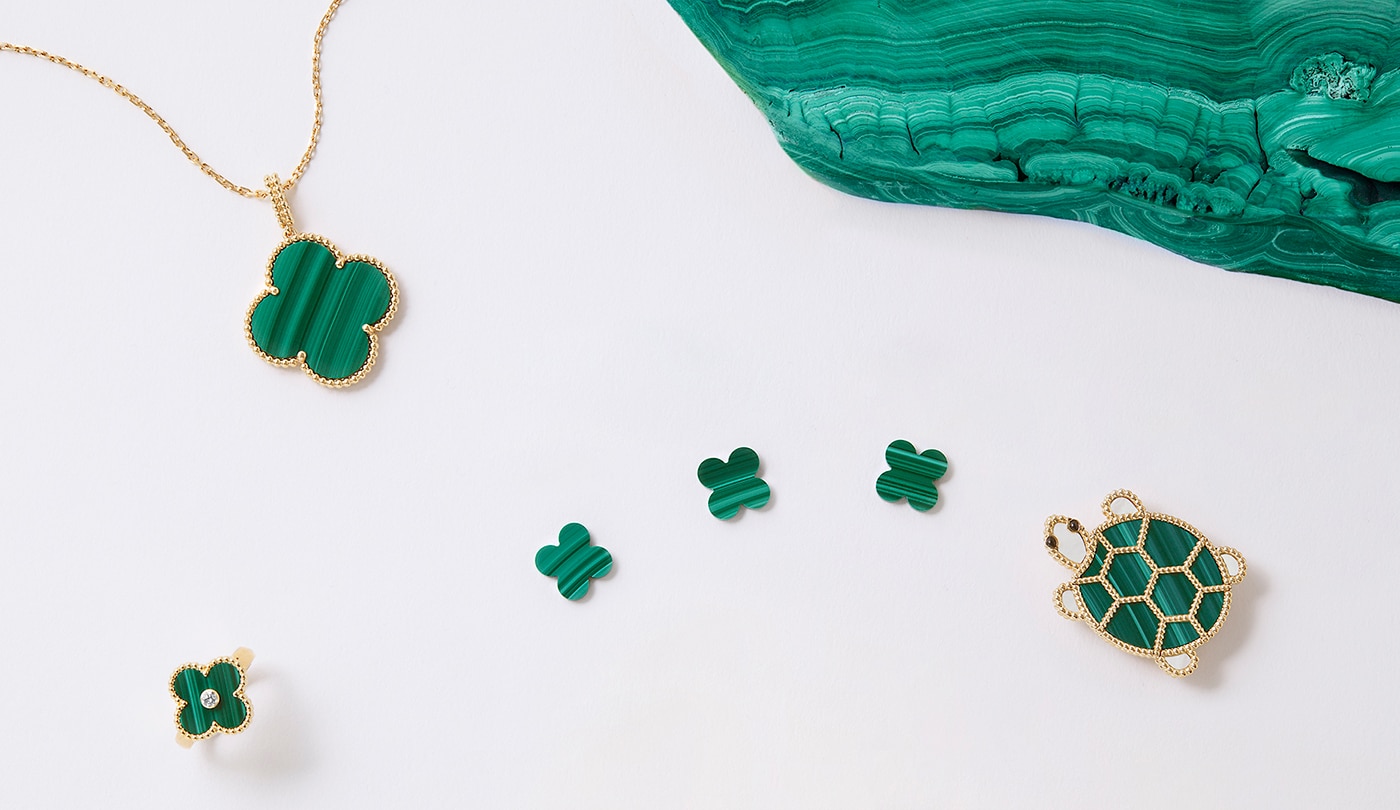 Malachite positioning, Lucky Animals Turtle clip, yellow gold, malachite, mother-of-pearl, onyx, Van Cleef & Arpels
