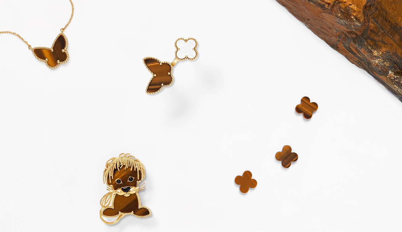 การประกอบโมทีฟเครื่องประดับ เข็มกลัด Lucky Animals Lion เยลโลว์โกลด์ ไทเกอร์อาย โอนิกซ์ จาก Van Cleef & Arpels