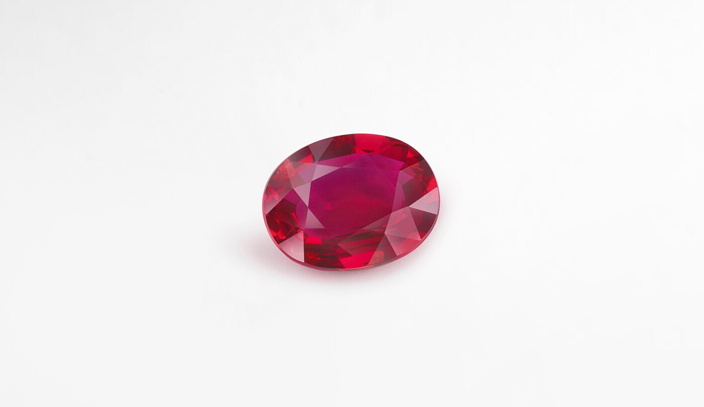 สร้อยคอและแหวน Rubis Flamboyant แบบปรับสวมได้ ไวท์โกลด์ โรสโกลด์ ทับทิมเจียระไนทรงคุชชันน้ำหนัก 25.76 กะรัตหนึ่งเม็ด (จากพม่า) ทับทิมเจียระไนทรงรีและทรงคุชชัน 18 เม็ดน้ำหนักรวม 30.40 กะรัต (จากพม่า) เพชรเจียระไนทรงรีเกรด DFL น้ำหนัก 3.09 กะรัตหนึ่งเม็ด คอลเลคชั่น Treasure of Rubies จาก Van Cleef & Arpels
