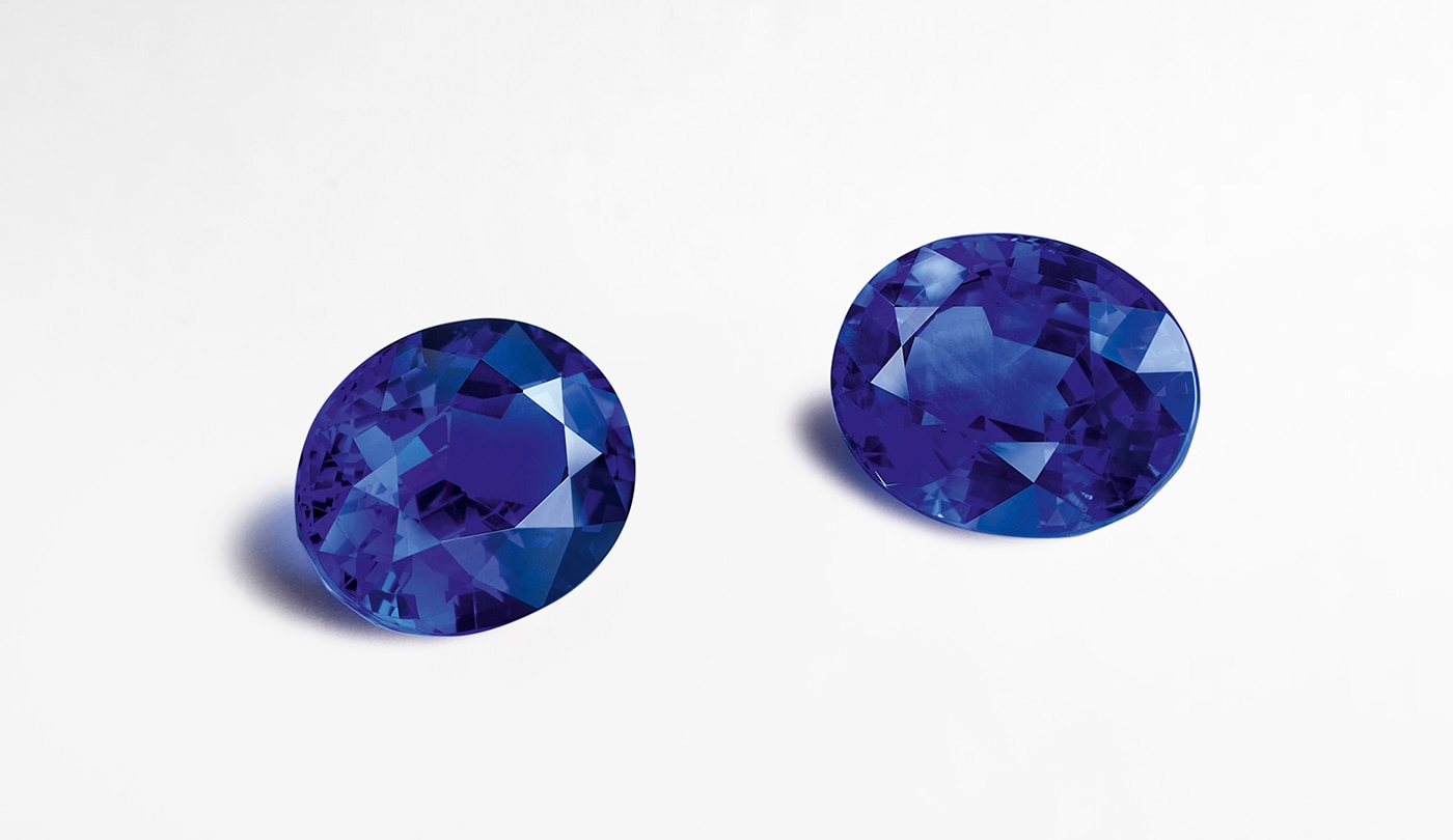 งานประดับอัญมณี การปรับแต่งหนามเตยบนสร้อยคอ Maiolica จาก Van Cleef & Arpels