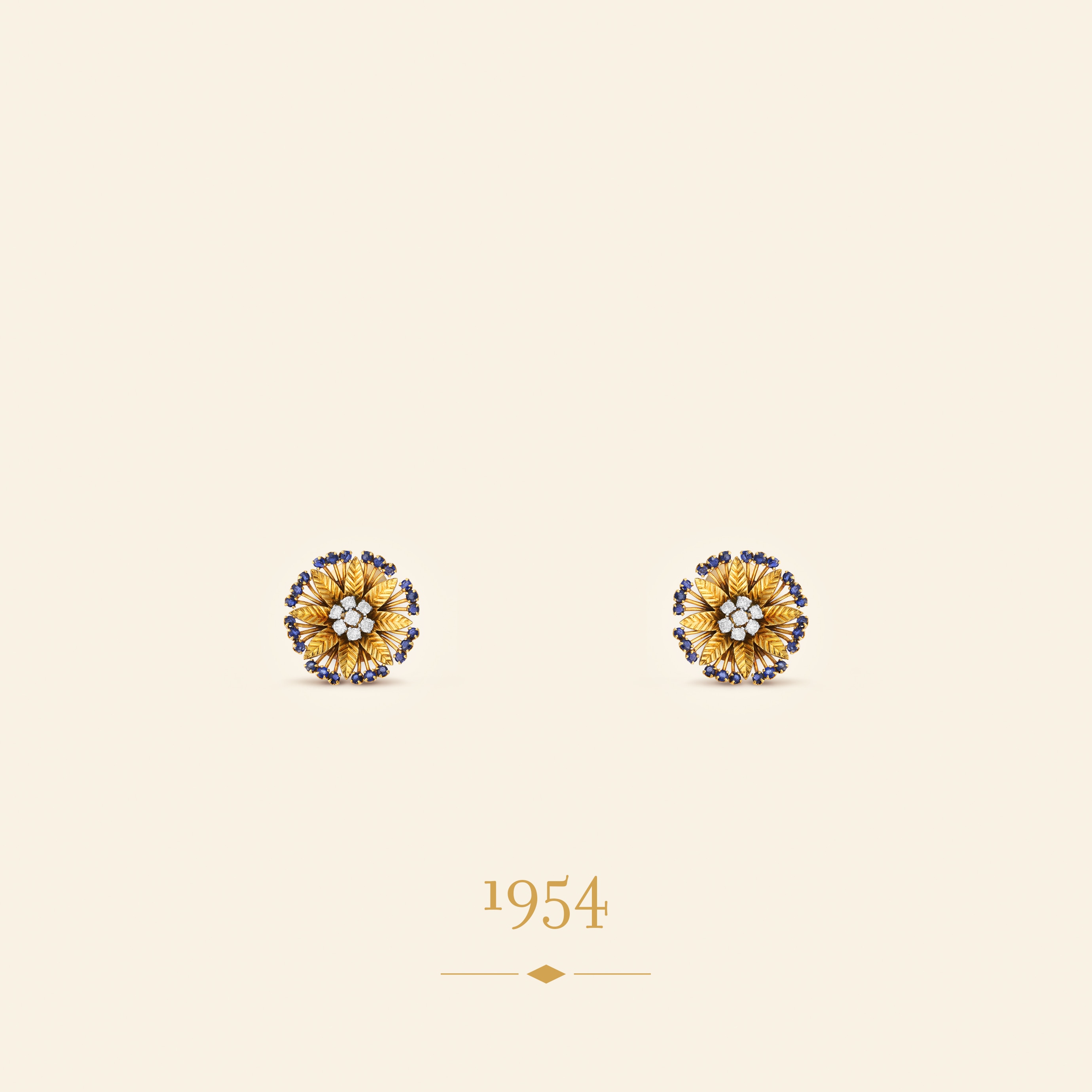 Rosette耳环，1954年。黄K金，铂金，蓝宝石，钻石。Van Cleef & Arpels梵克雅宝典藏。