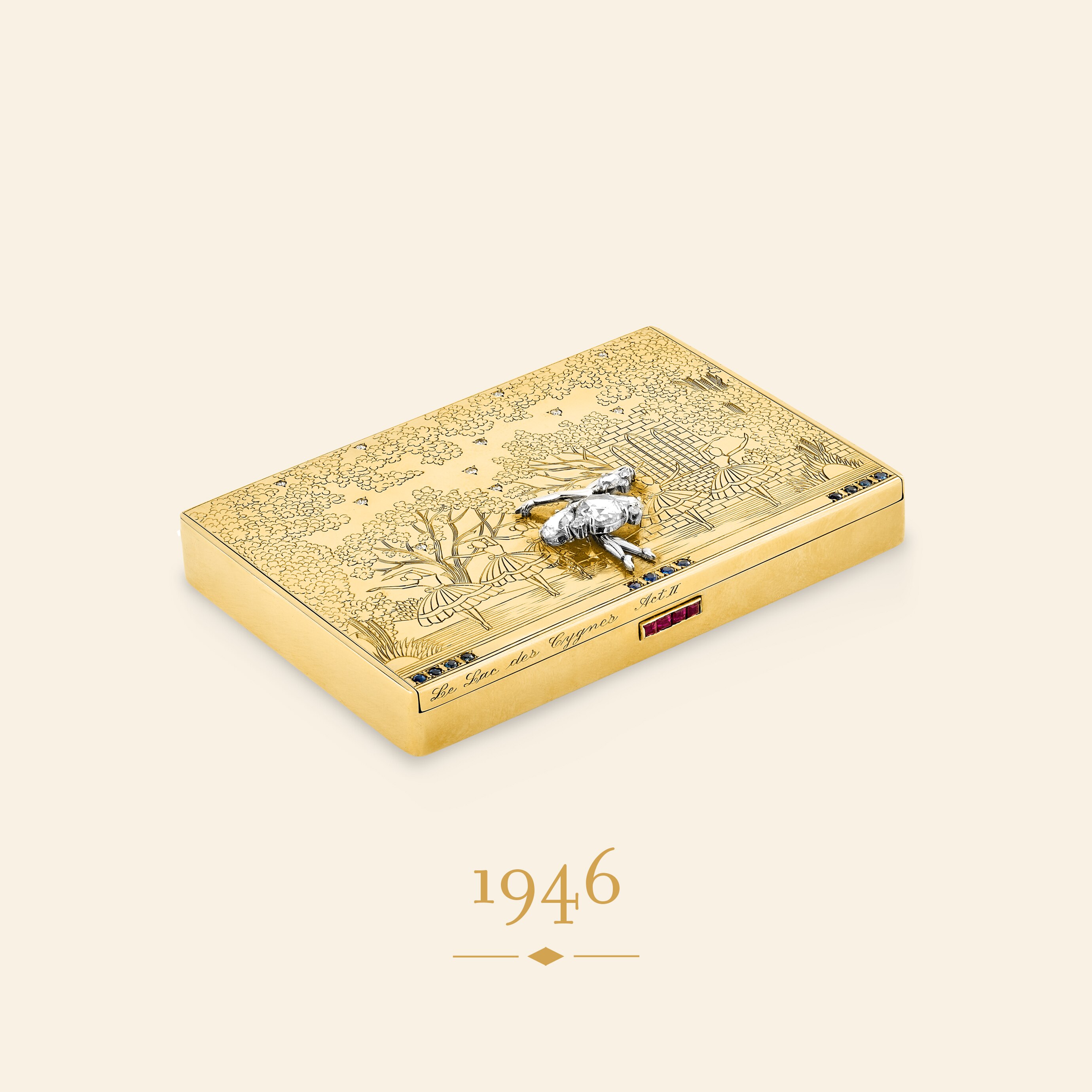 علبة بودرة بحيرة البجع، 1946. ذهب أصفر، ياقوت، سافير، ماس. مجموعة دار فان كليف أند آربلز.