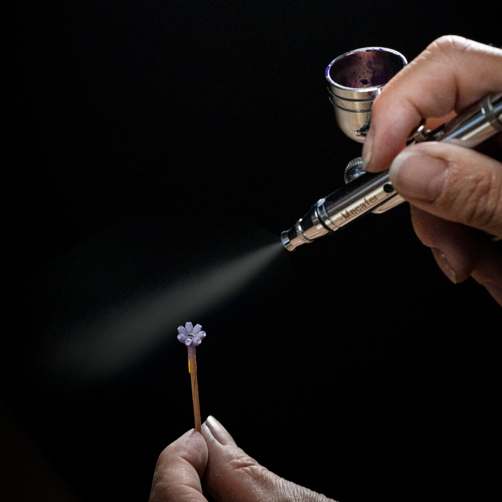 استخدام بخاخة الطلاء باللاكر على التويج من الذهب الوردي، دار فان كليف أند آربلز