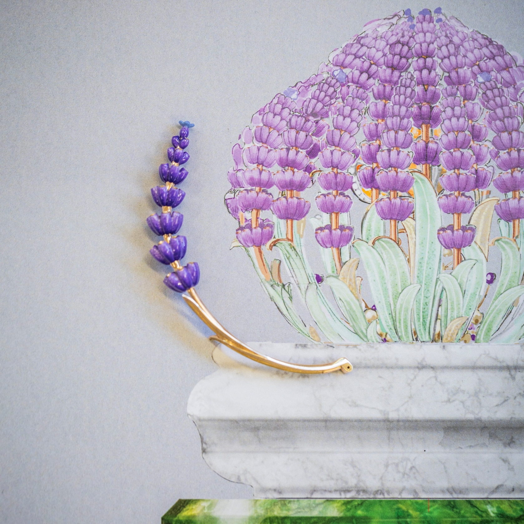 مقارنة غصن الخزامى المطلي باللاكر بالرسم الأصلي، دار فان كليف أند آربلز