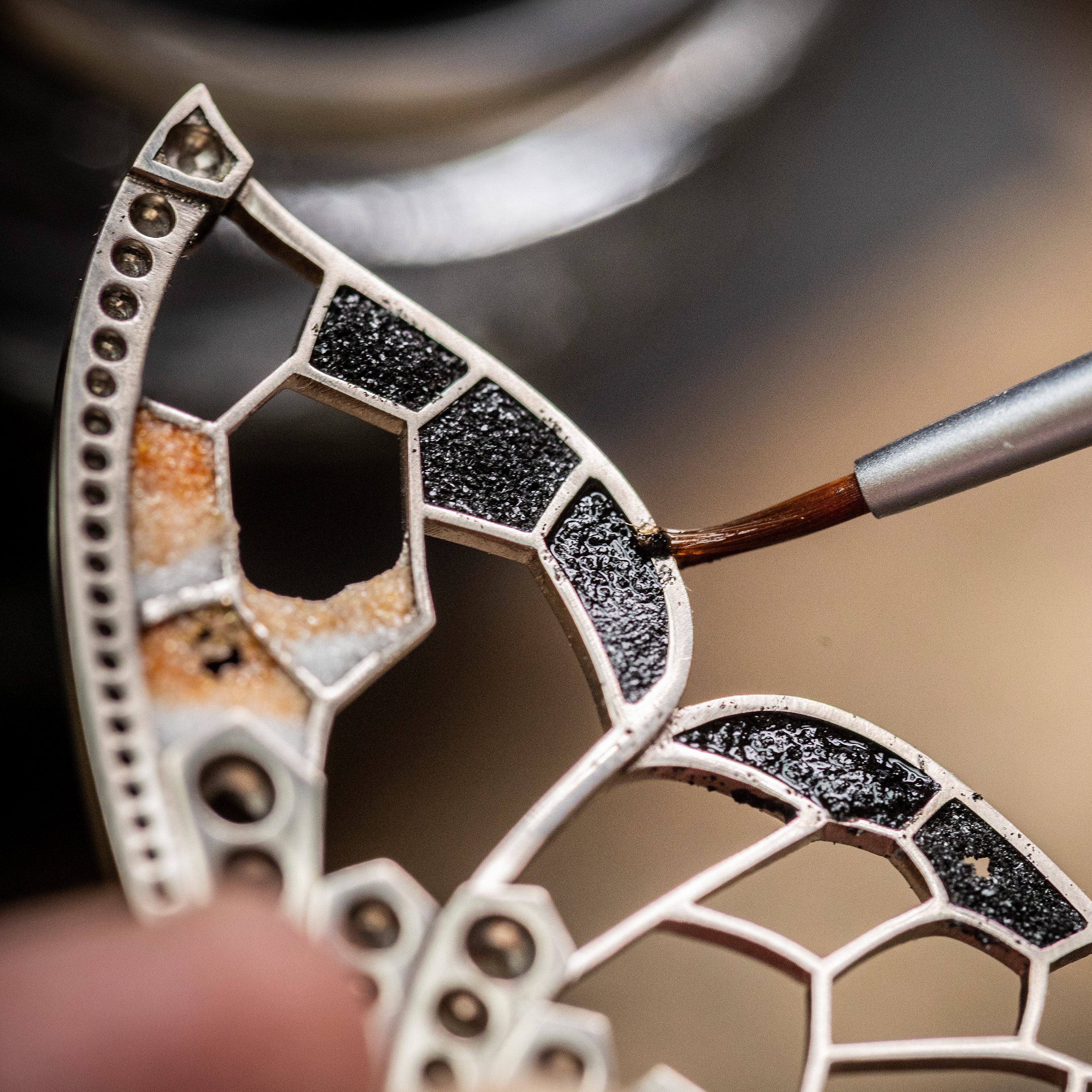 تطبيق المينا بتقنية بليك-آ-جور على جناح الفراشة، دار فان كليف أند آربلز.