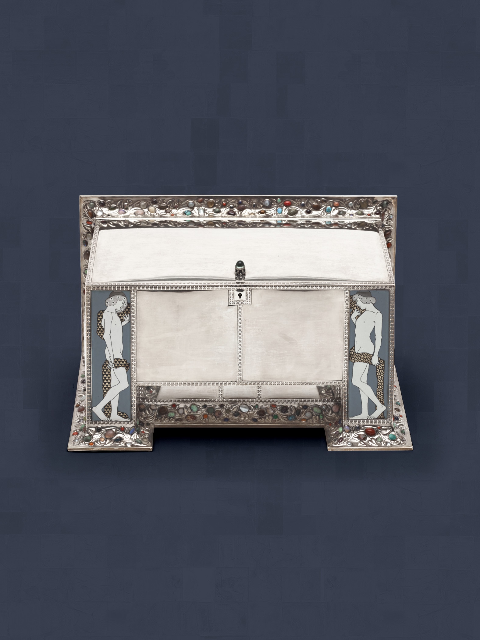 Koloman Moser. Porta-joias. Wiener Werkstätte, 1906. Prata, esmalte, madeira e pedras semipreciosas. MAK.