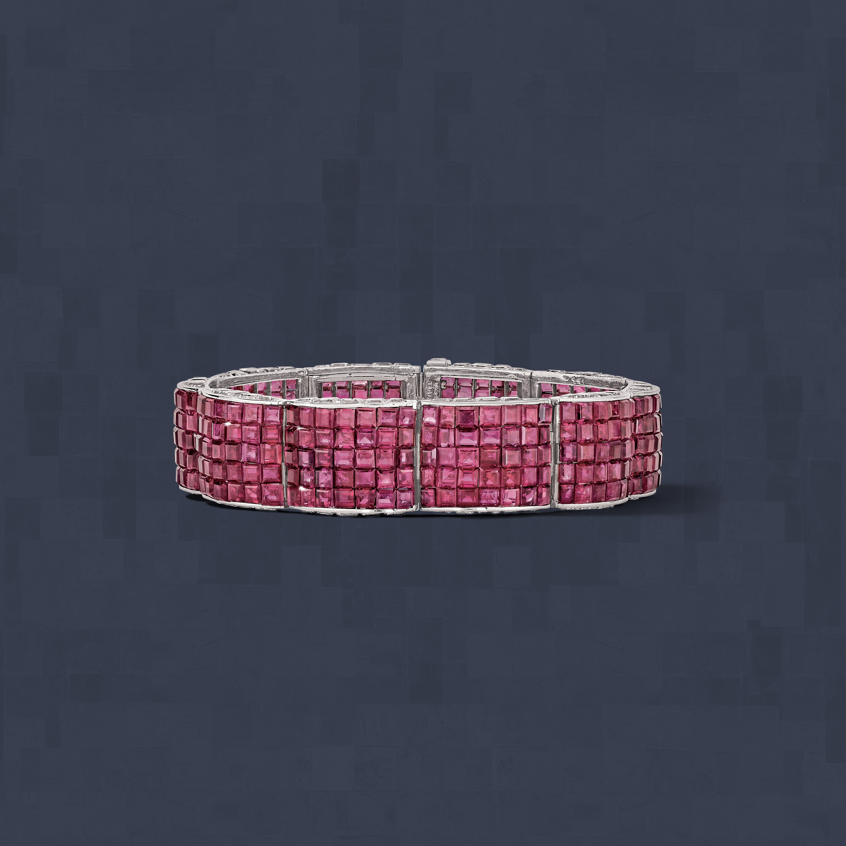 Armband, 1936. Platin, Gelbgold, Rubine in Mystery Set™, Diamanten. Sammlung Van Cleef & Arpels.