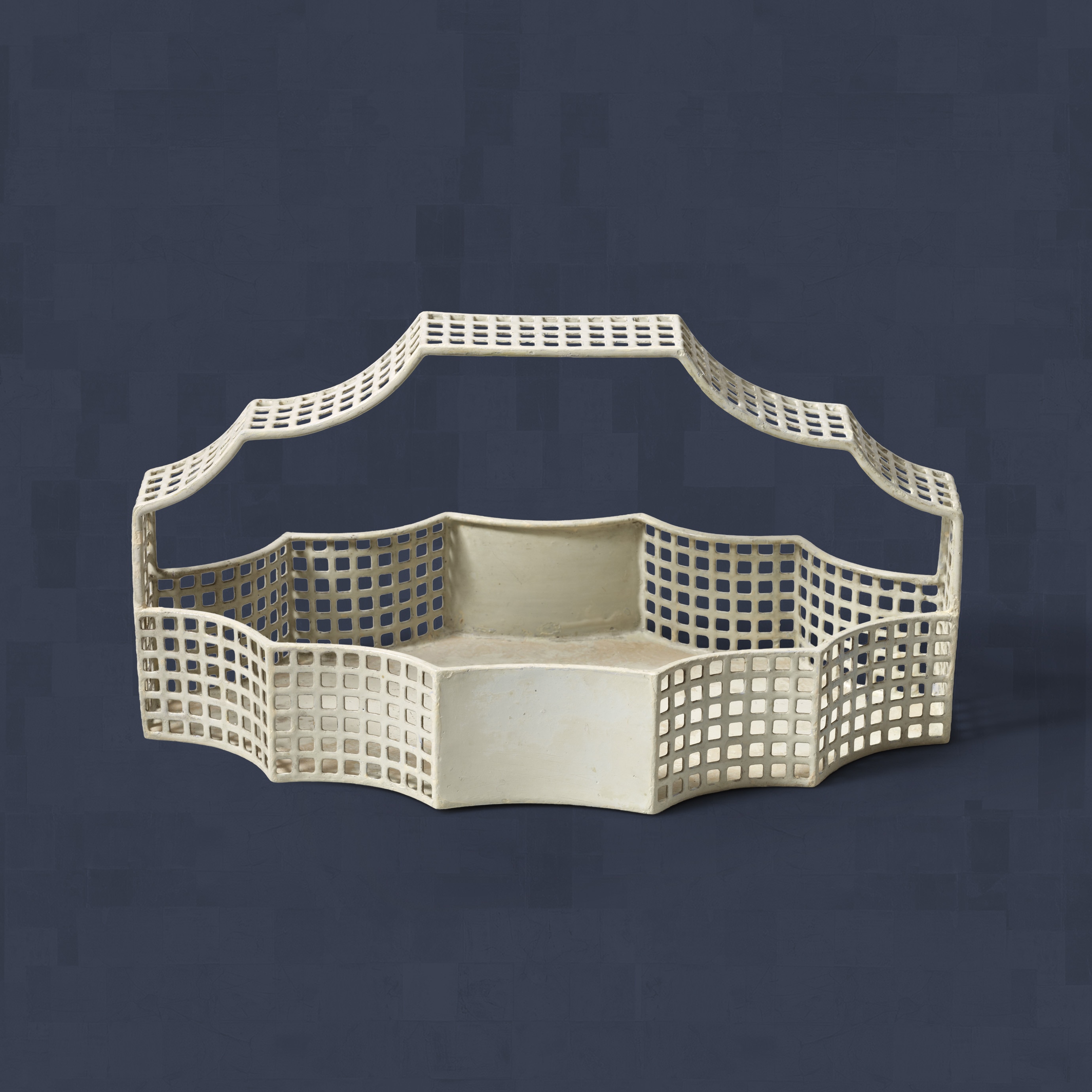 Josef Hoffmann. Henkelkorb, Wiener Werkstätte, 1907. Zinkblech, gestanzt, lackiert. MAK.
